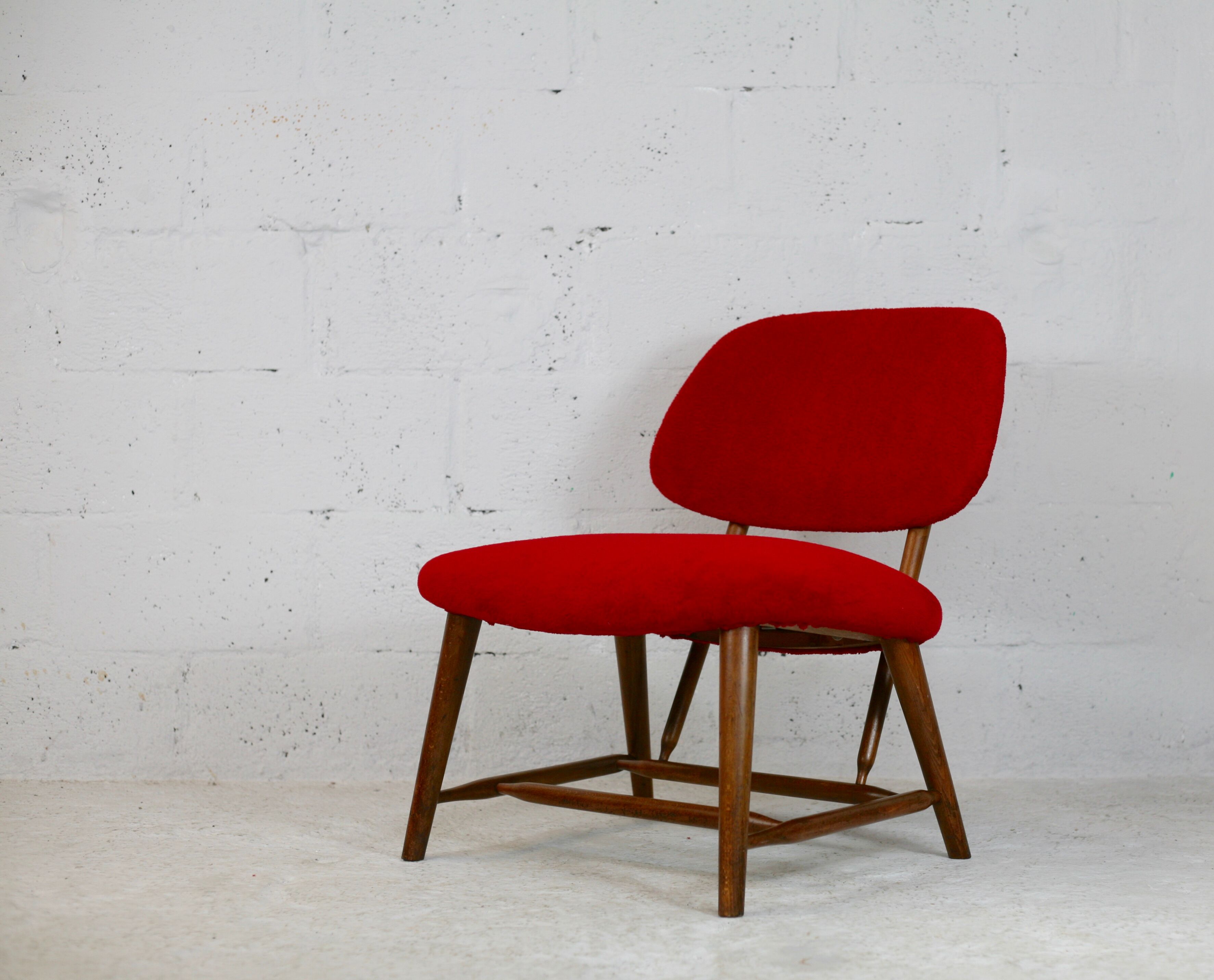 Chauffeuse by Alf Svensson, Model TeVe, published by Ljungs Industrier, Sweden, 1953. Retyped red.