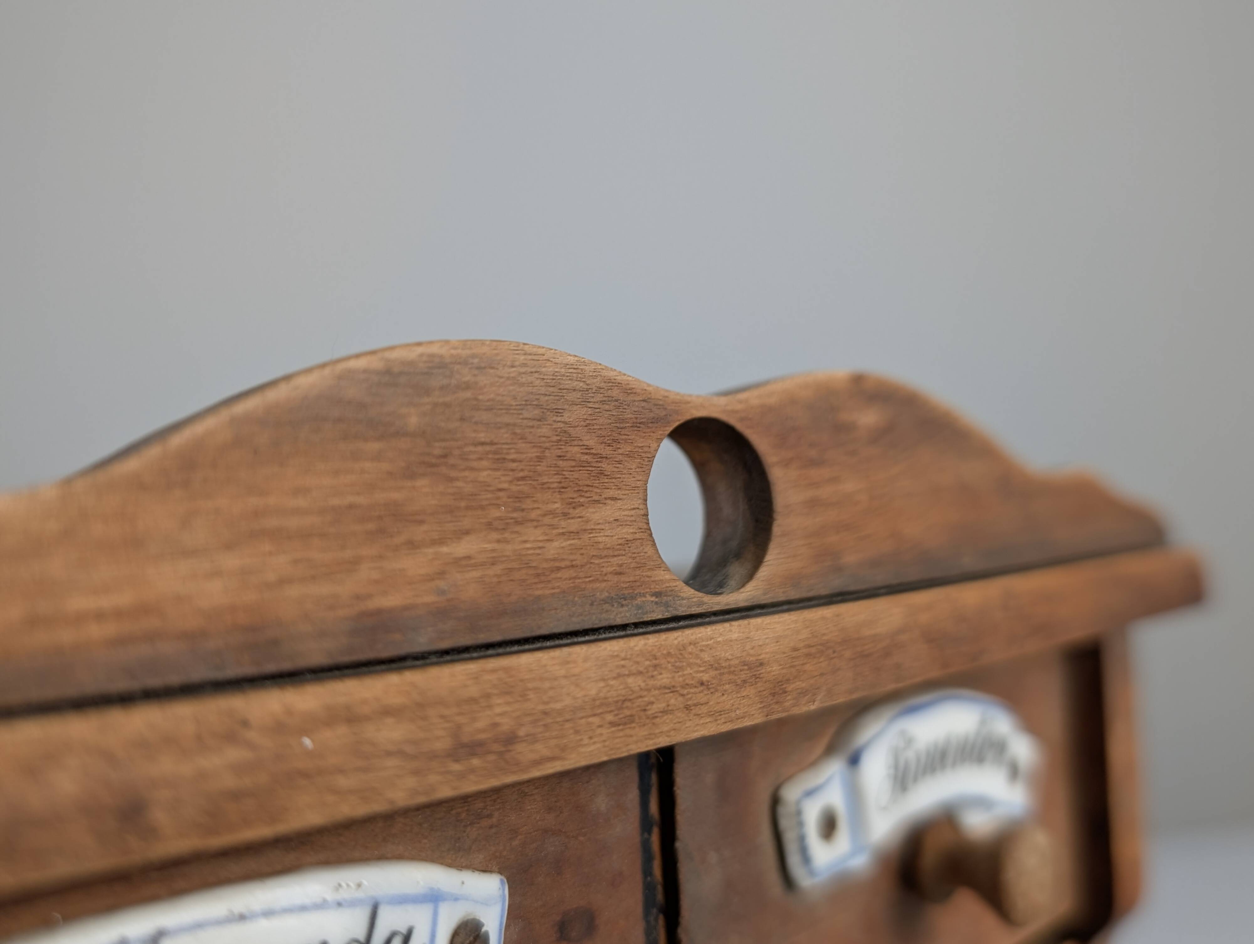 Cabinet à épices en bois rustique espagnol avec étiquettes en céramique, années 1930
