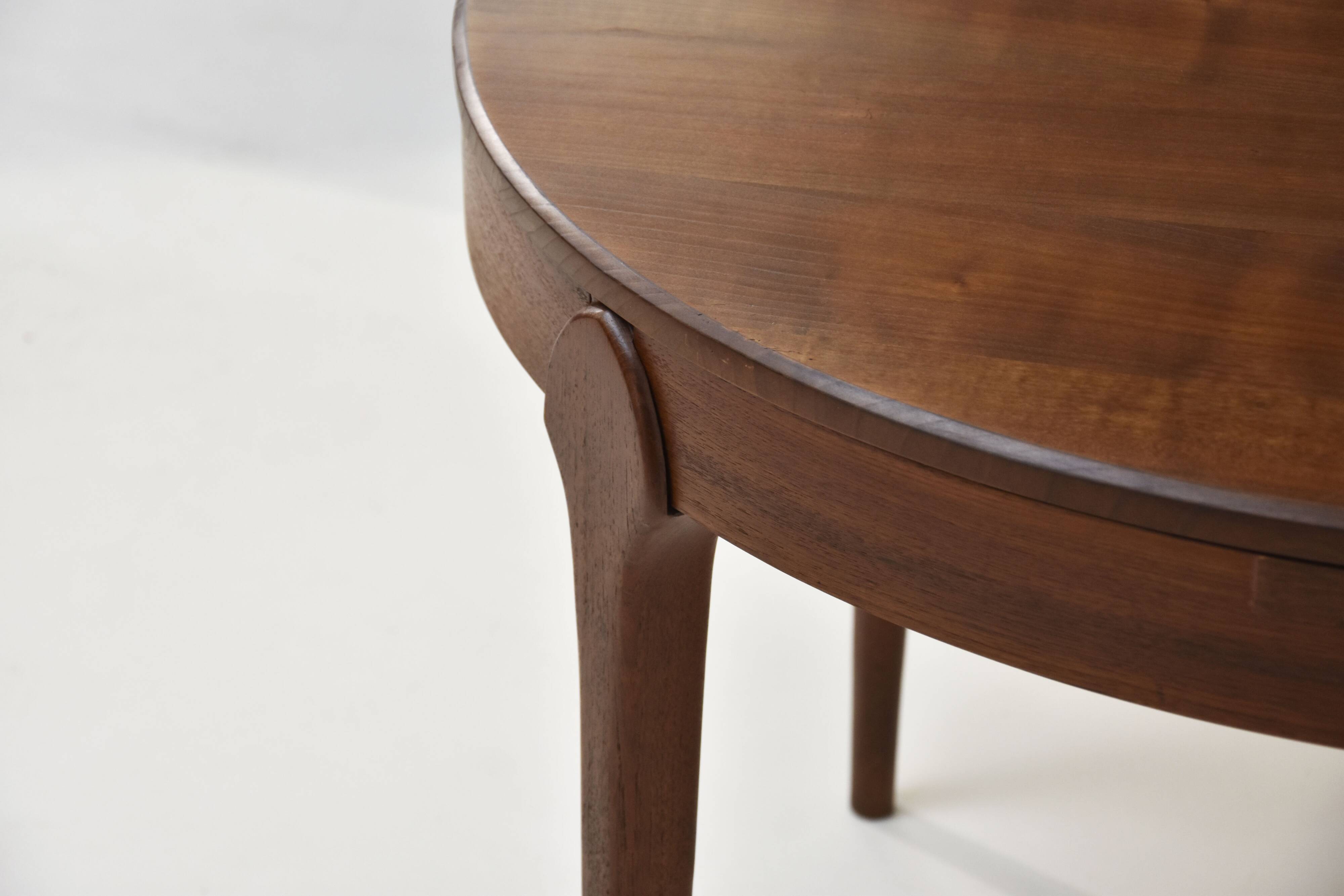 Vintage round Scandinavian table from the 60s, teak legs.