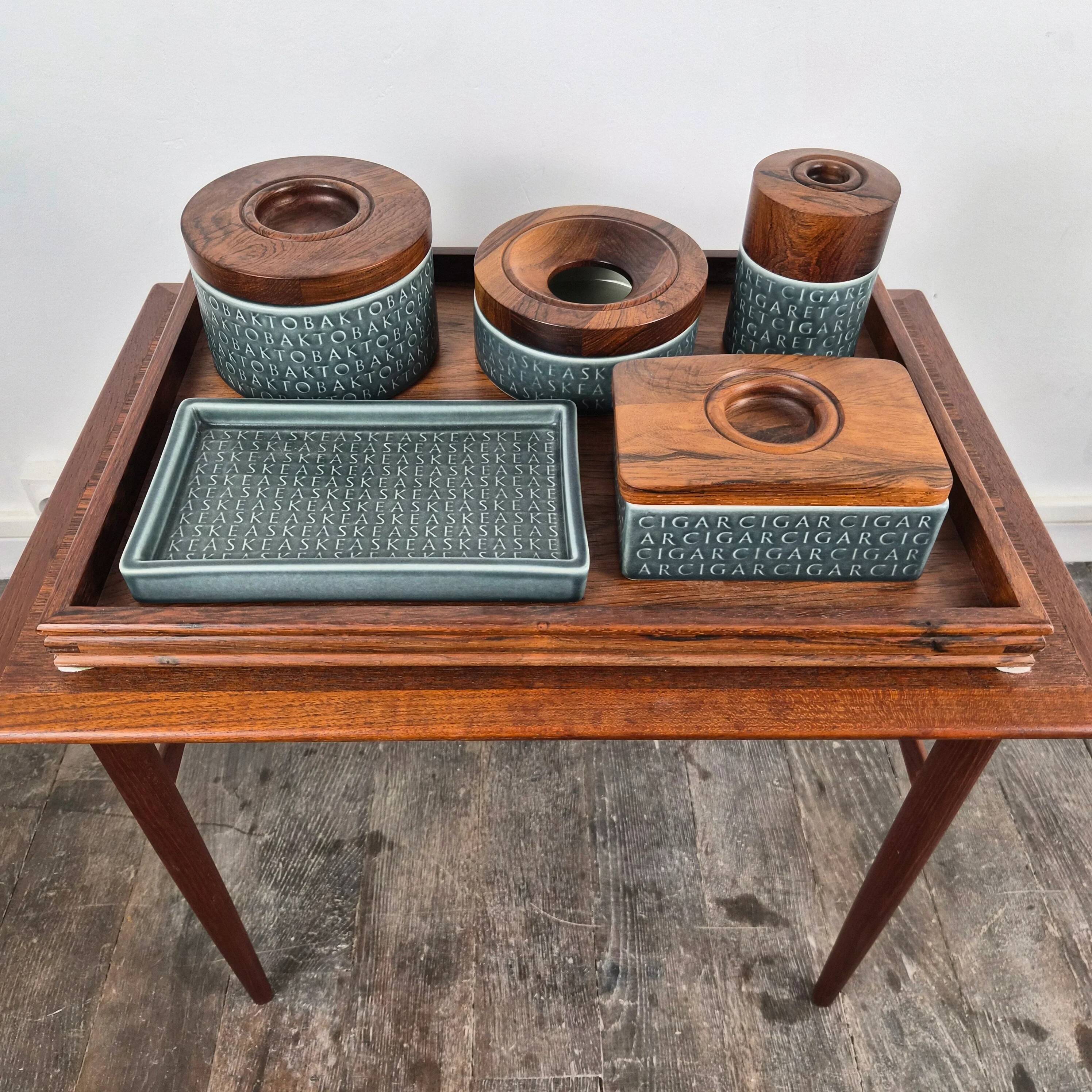 Ensemble de fumer en bois de rose et céramique émaillée bleue par Jens Quistgaard pour Kronjyden Nissen, Danemark, 1960.