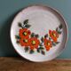 Assiette murale décorative artisanale motif fleur Vallauris