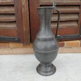 Aiguière en étain , nombreuses fleurs de lys - h 43 cm