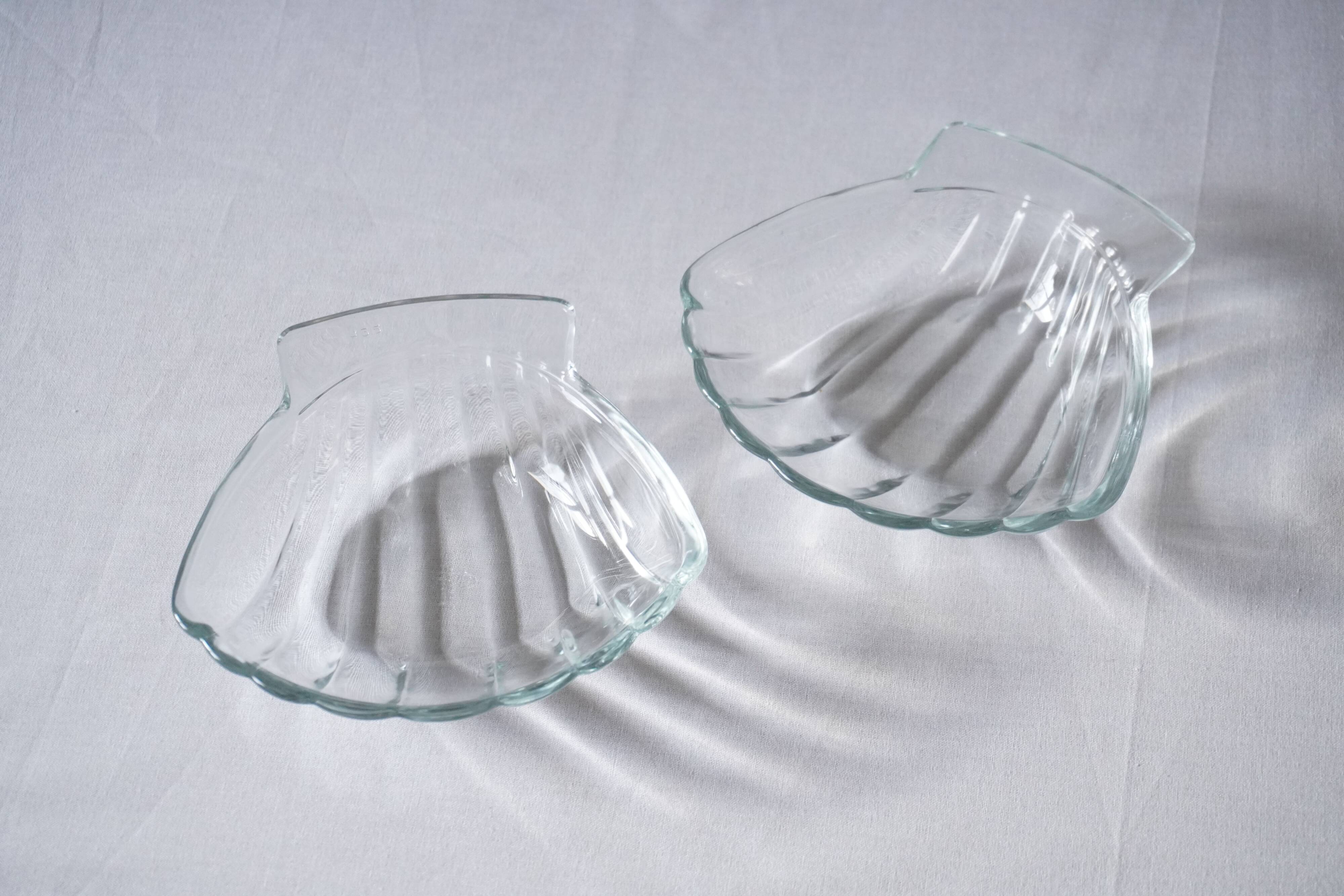 Set of 2 glass scallop shell bowls, Sovirel France