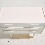 Table de chevet peinte en blanc avec trois tiroirs