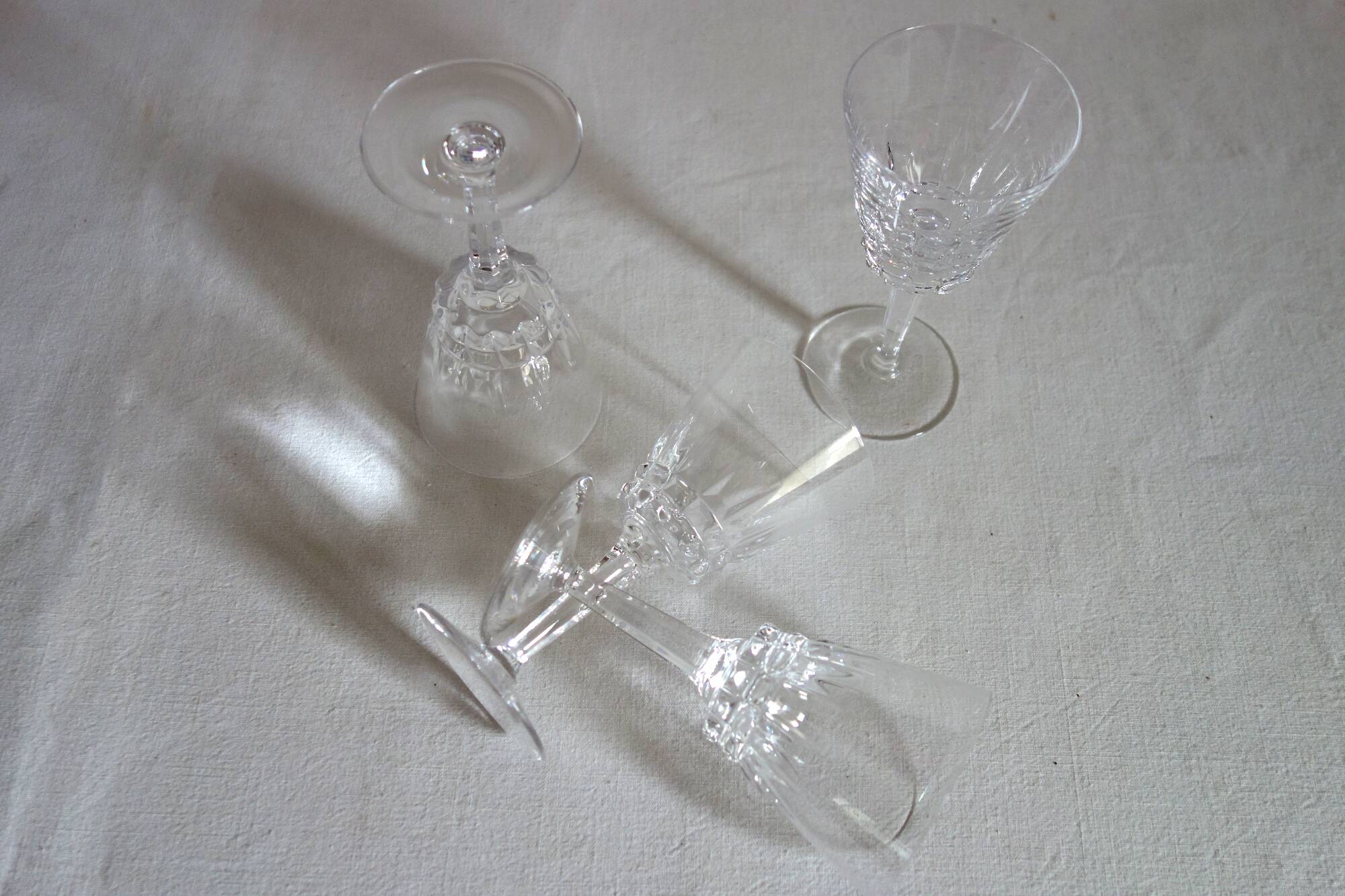 8 vintage Vannes crystal white wine glasses