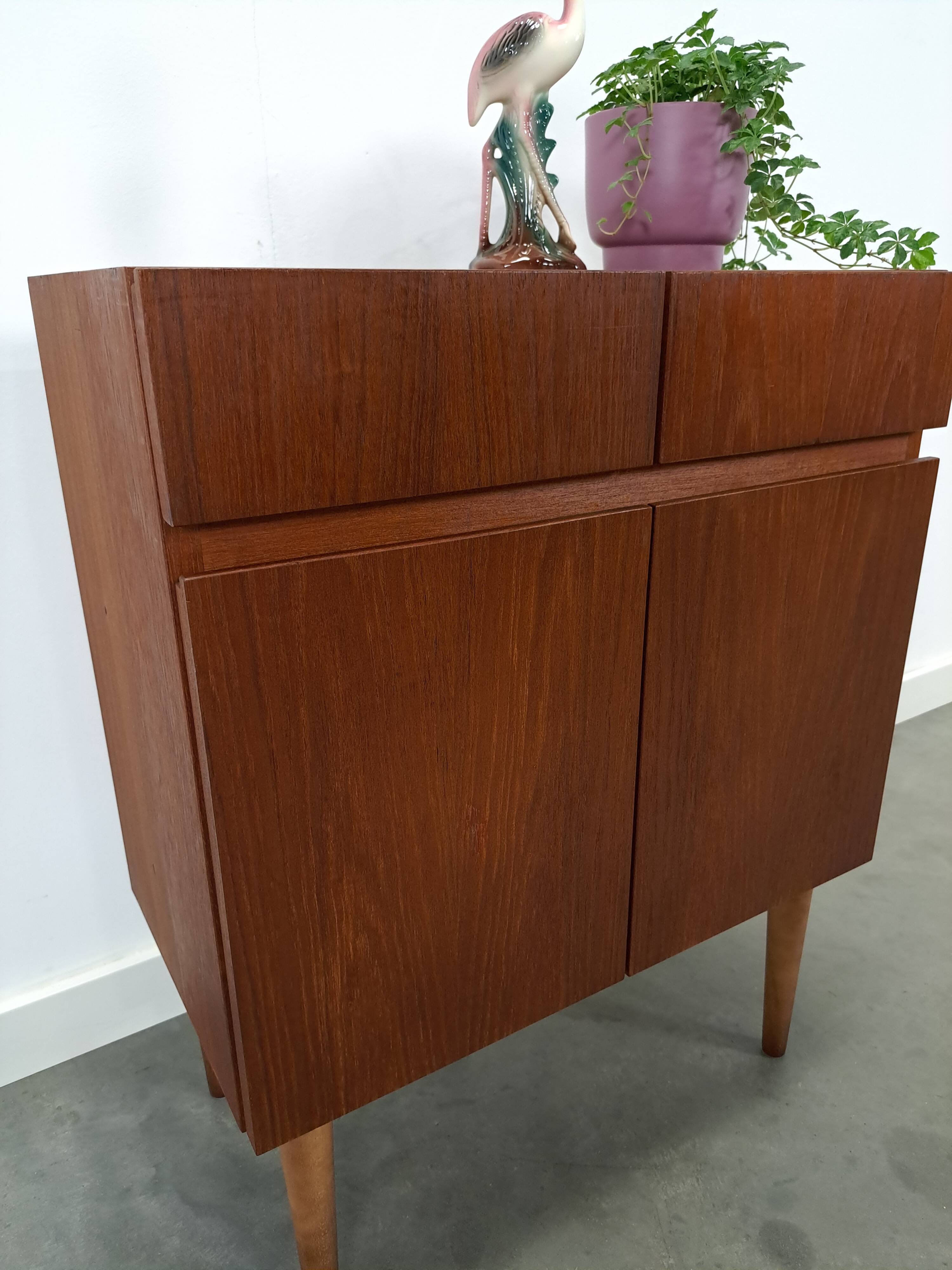 Teak fineer kastje met lades, nr. 2