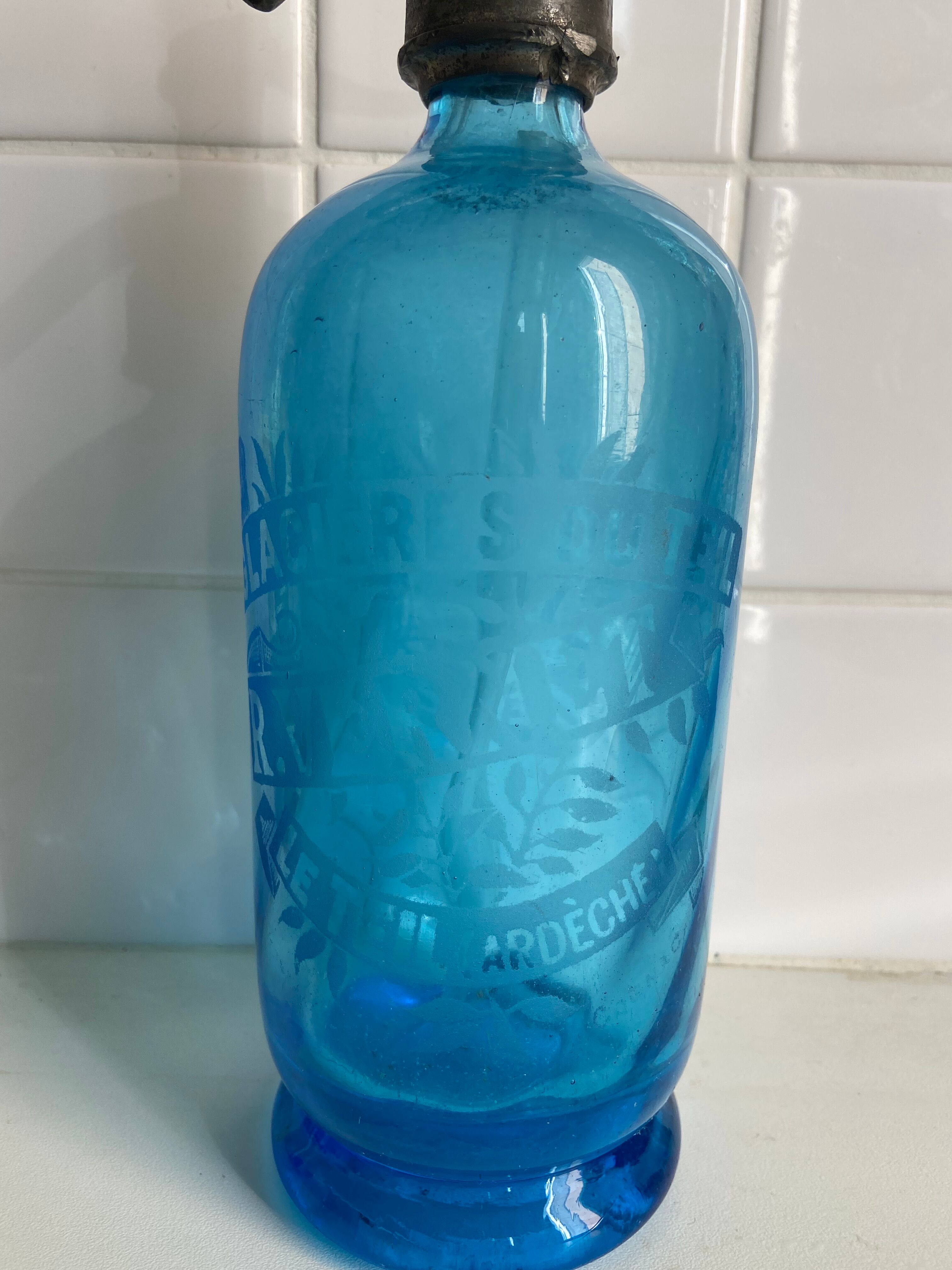 Siphon blue old cooler of Teil (Ardèche)