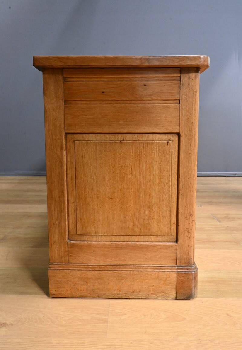 Important Oak Commercial Furniture – 1920