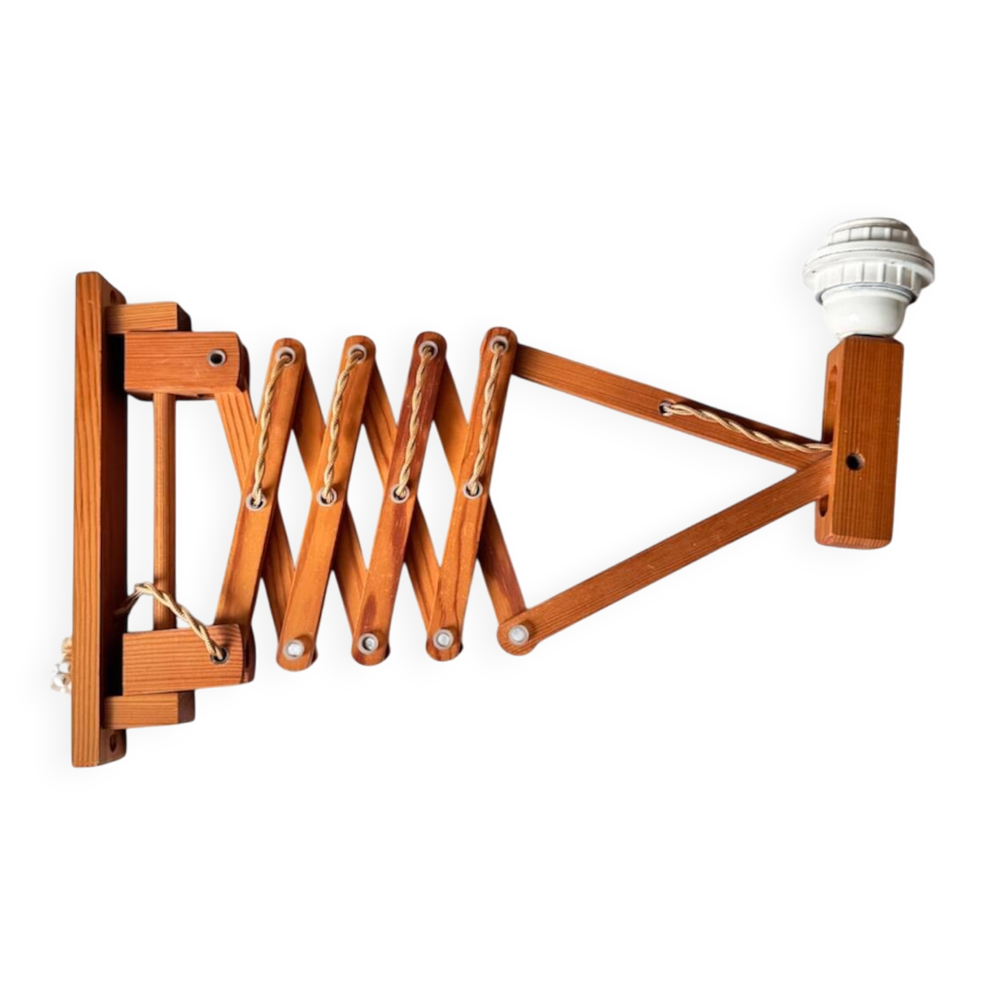 Extendable wooden wall lamp