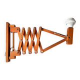 Extendable wooden wall lamp