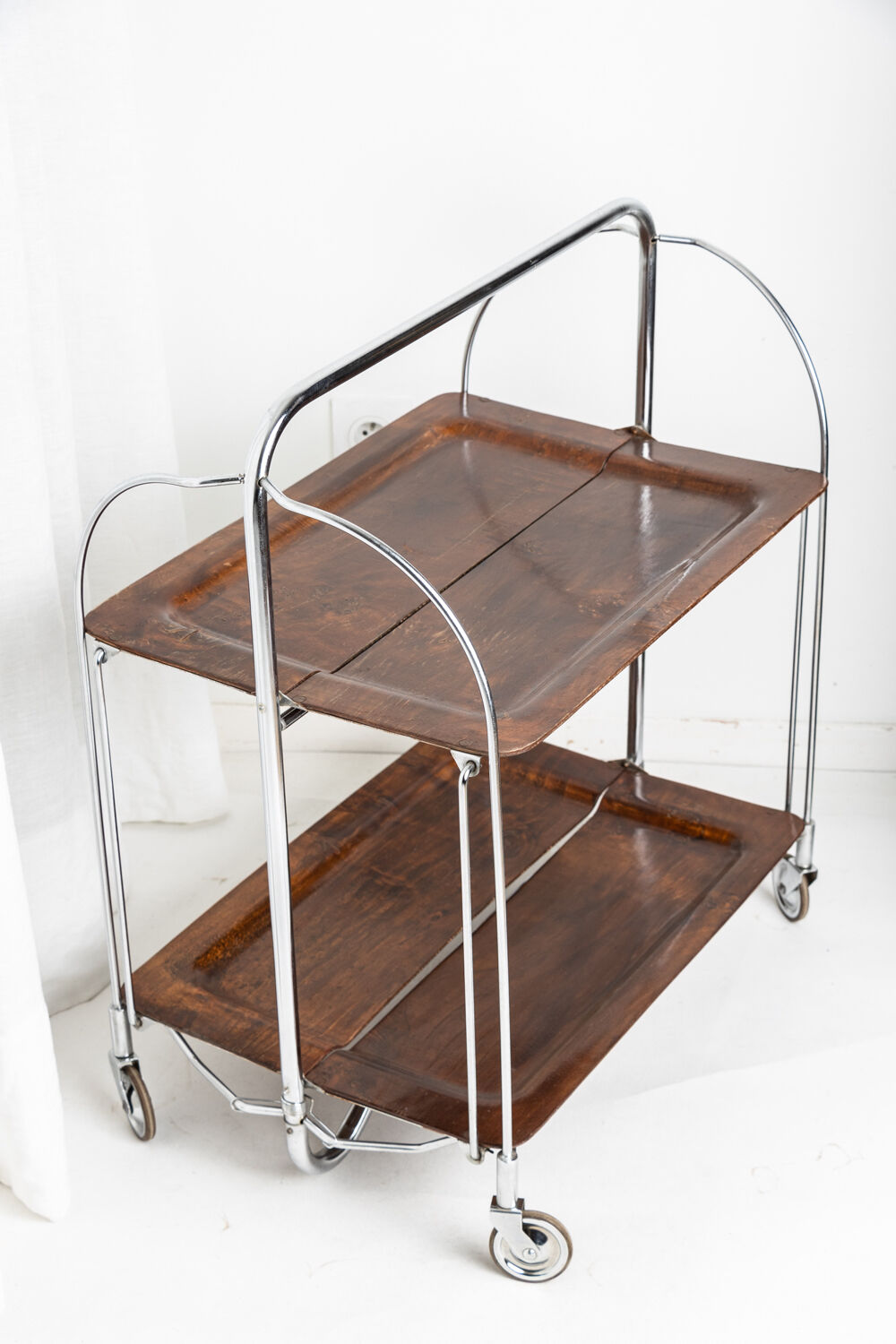 Foldable service on vintage wheels