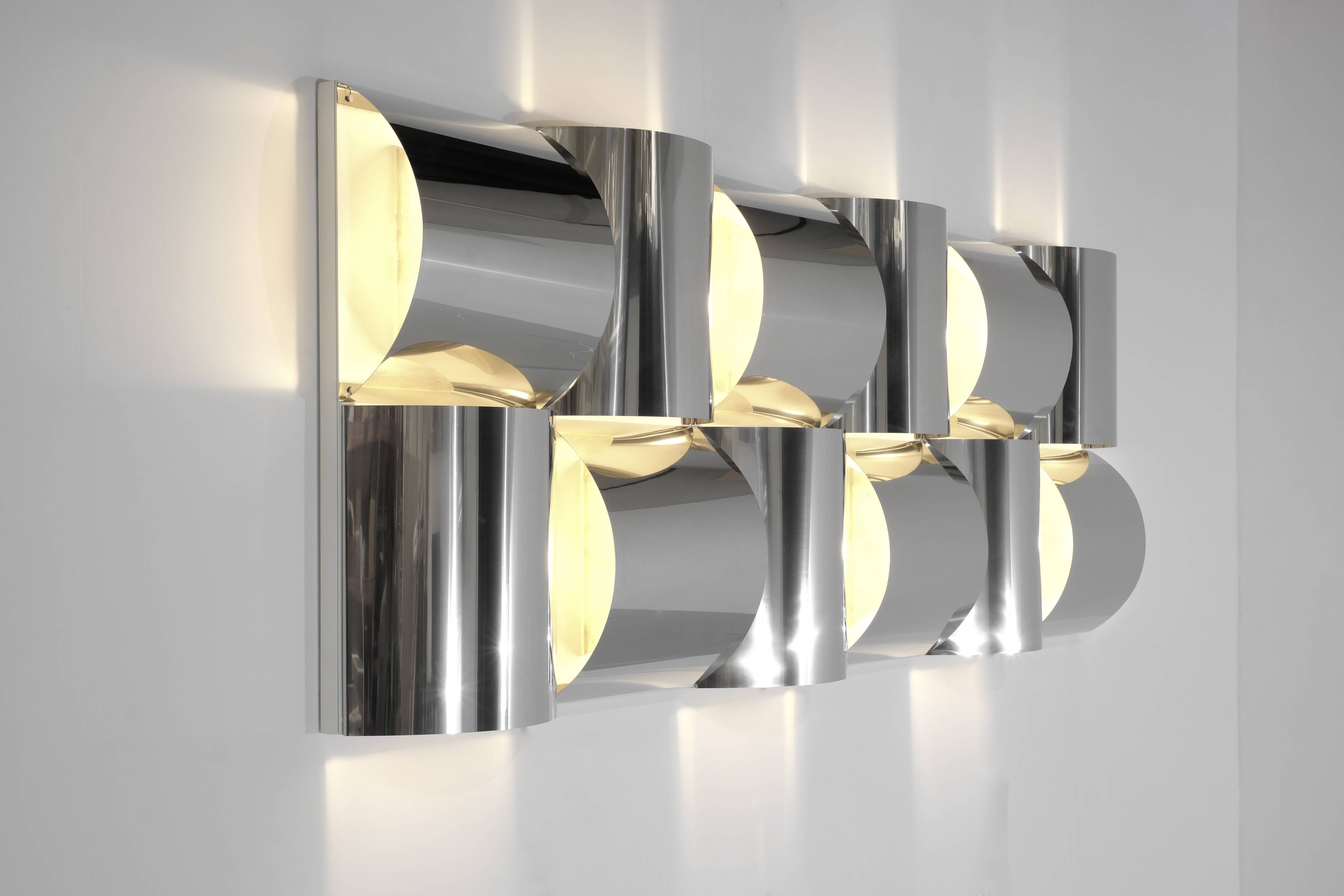 Contemporary wall light in stainless steel and metal.