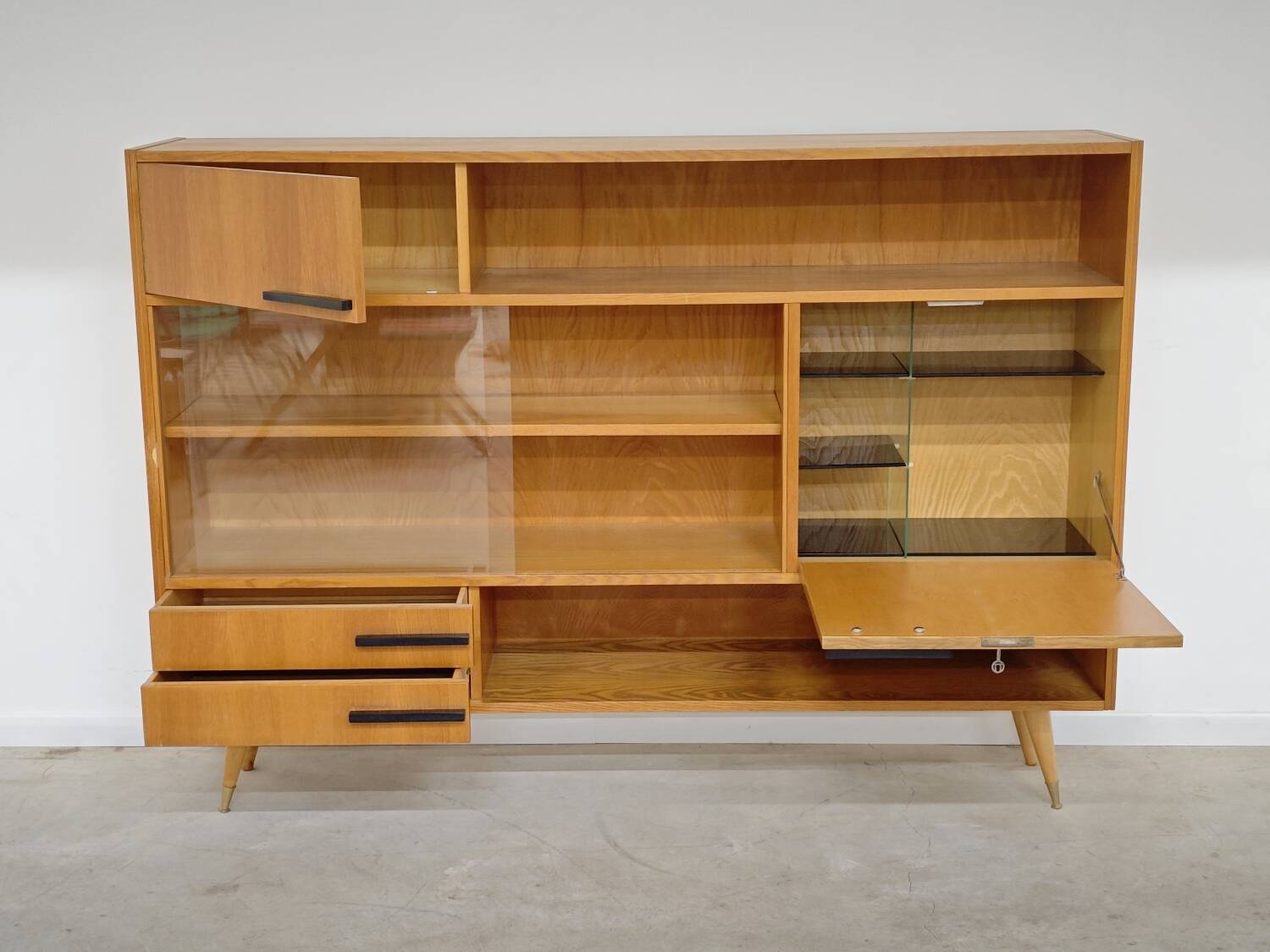Buffet Vaisselier en bois blond Libena , ex Tchécoslovaquie 1970