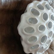 Vase pique fleurs en porcelaine blanche