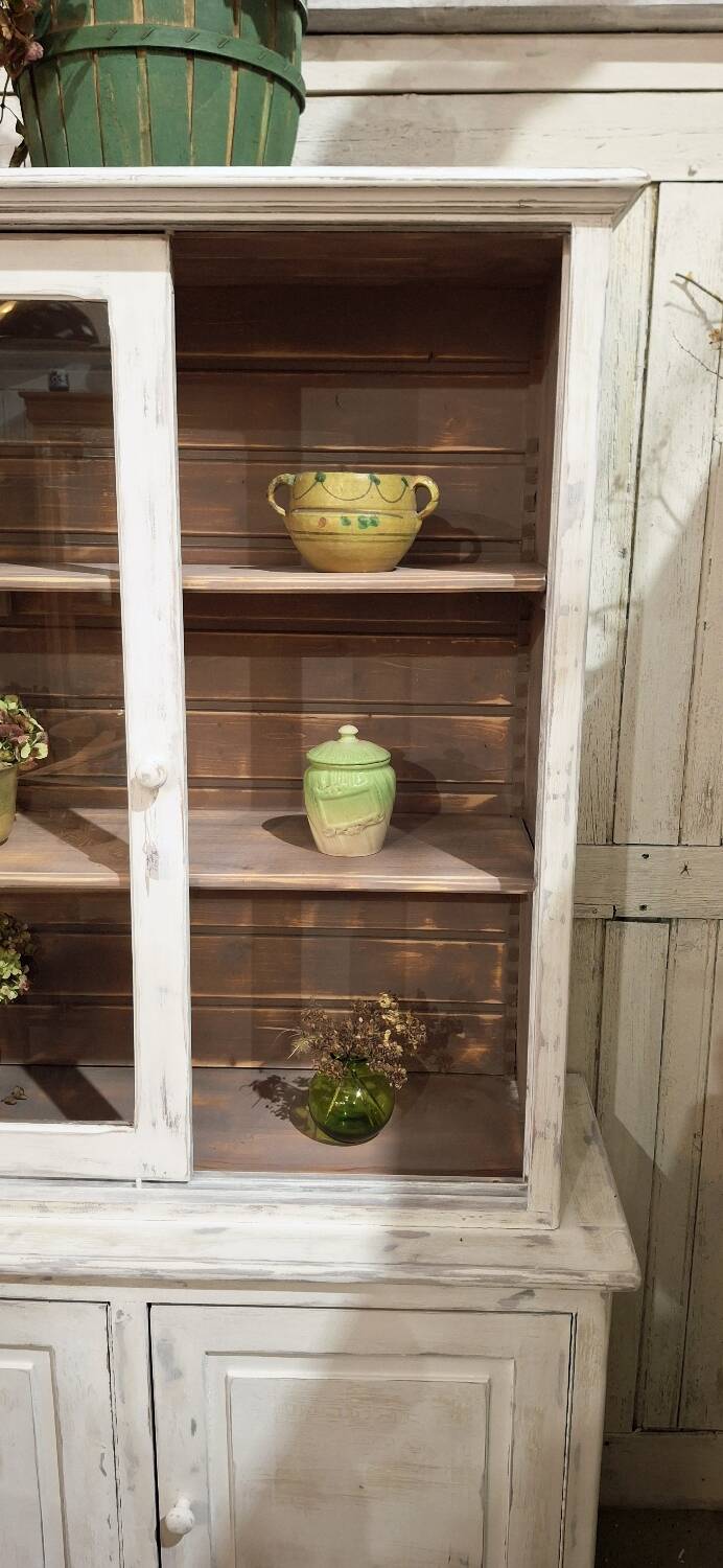 Buffet with 2 glass doors