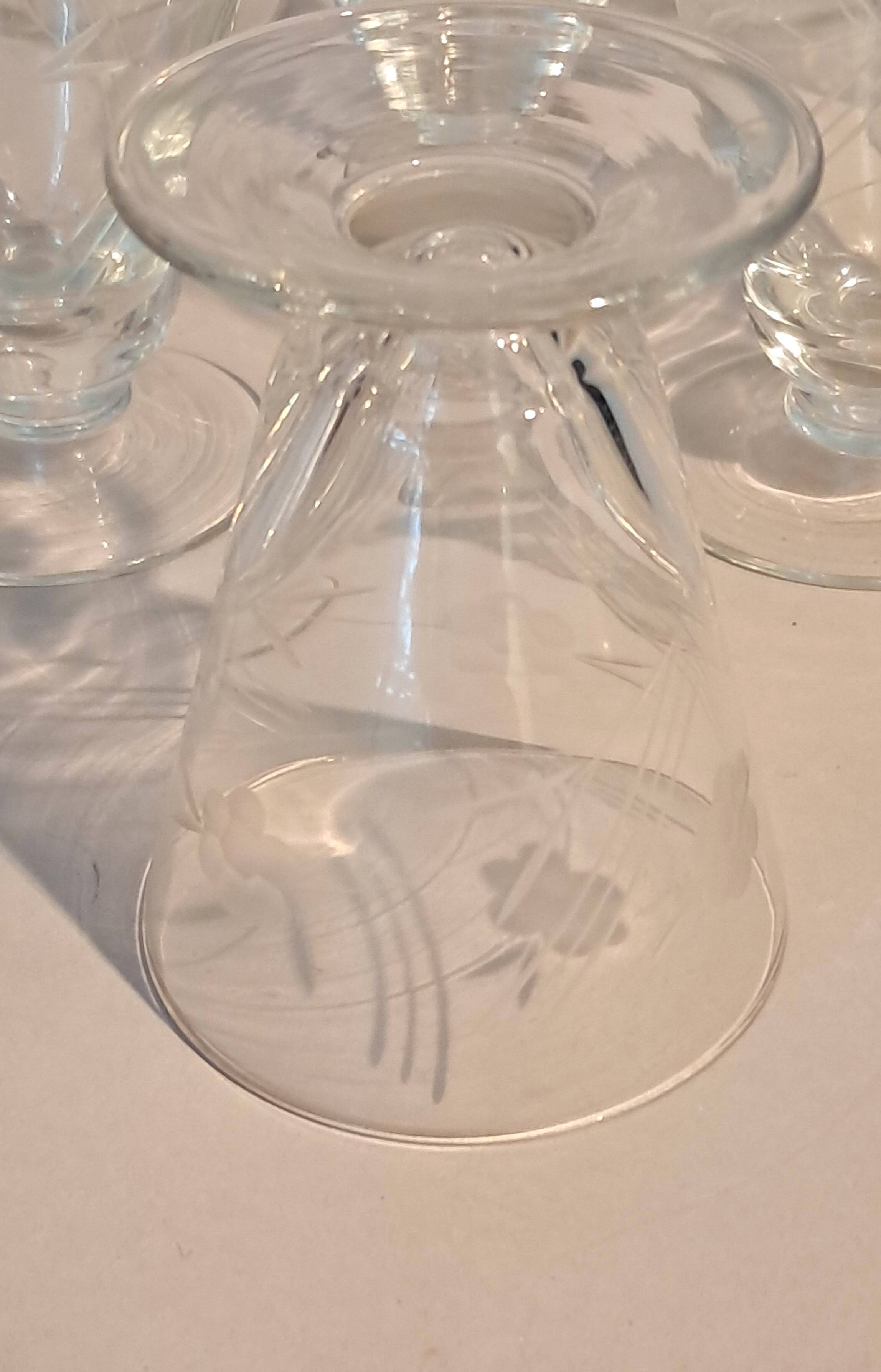 Set of 13 engraved glasses decorated with reeds and flowers, 1960.