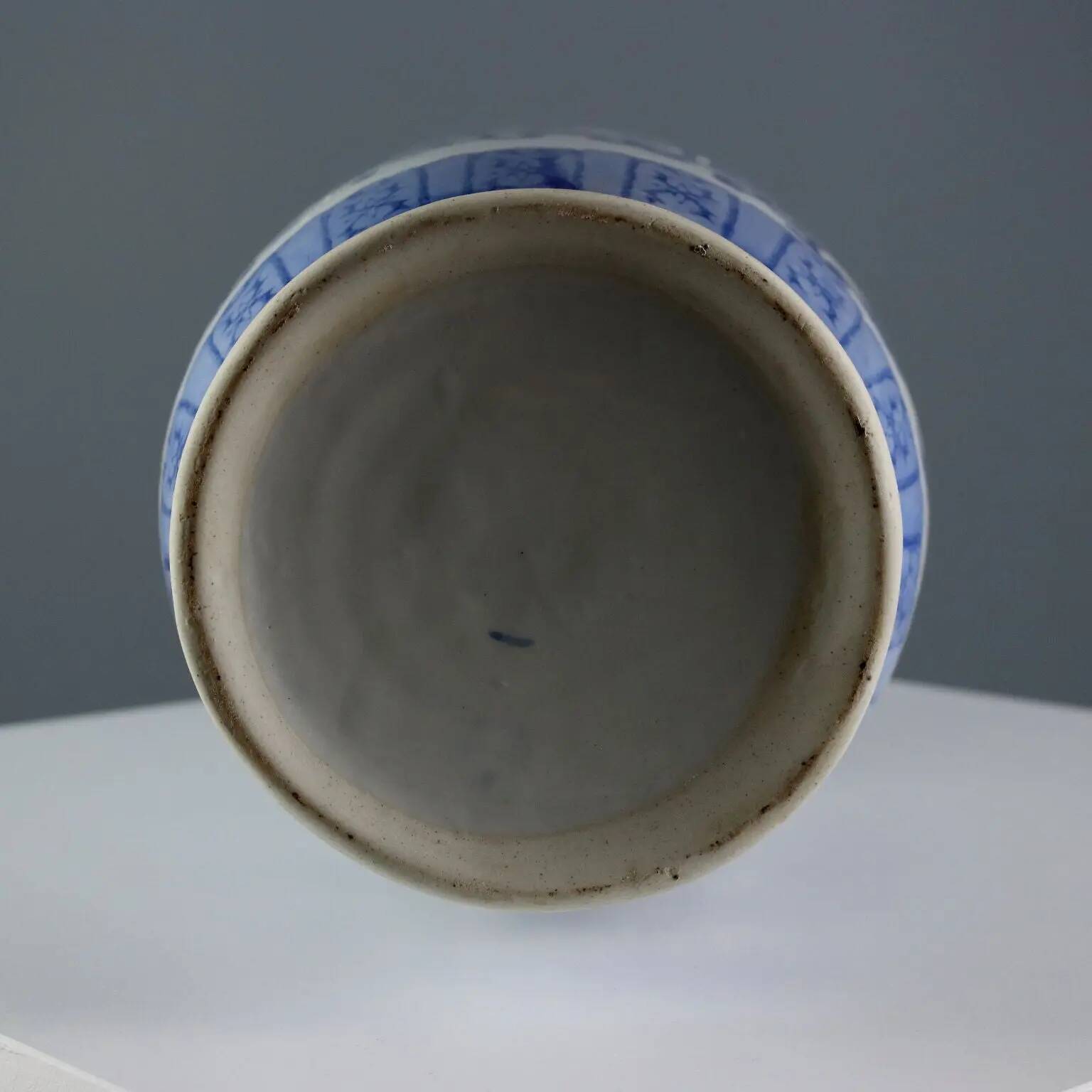 Vase ancien en porcelaine décorée, Chine XXème