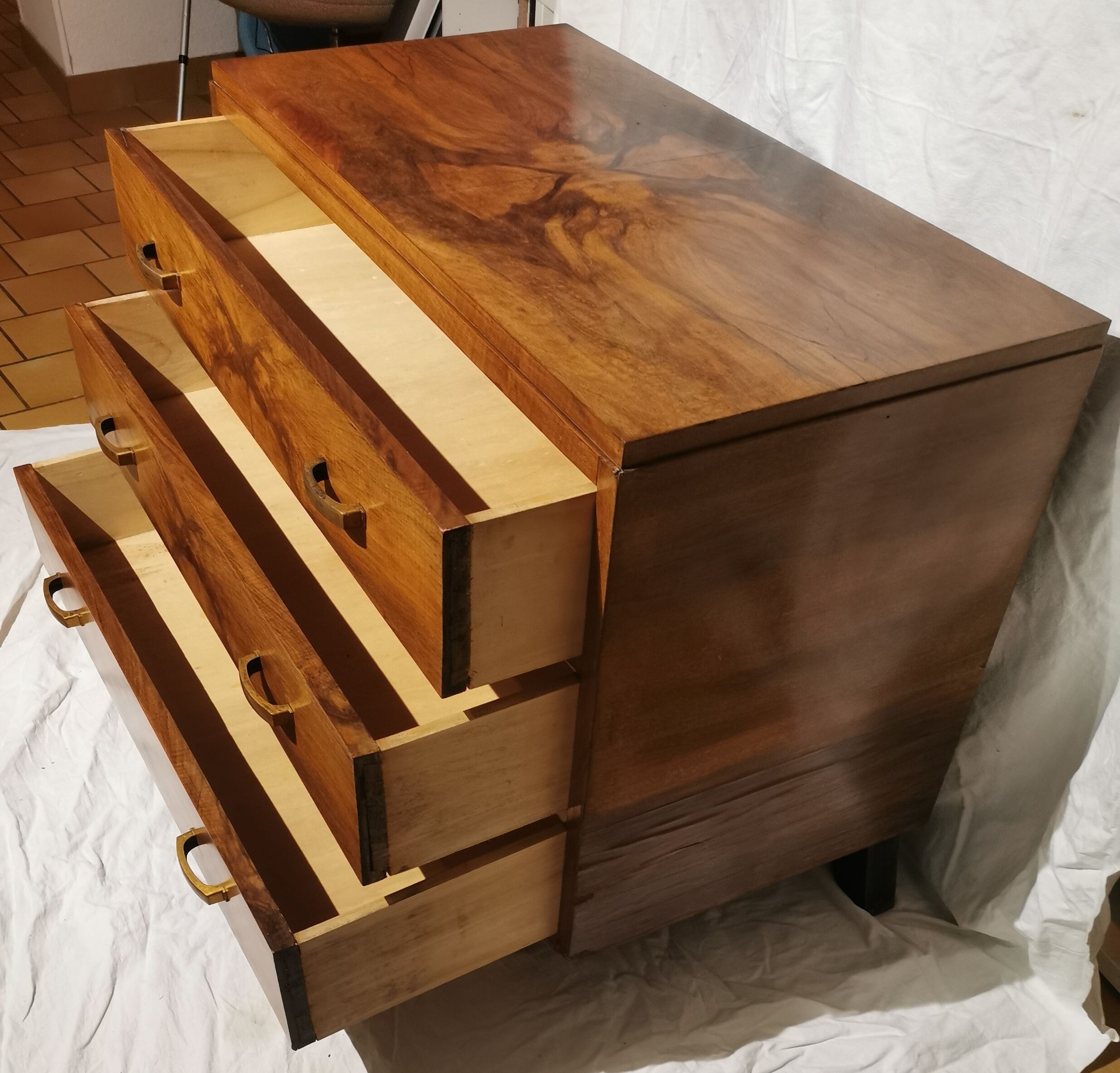 Art Deco chest of drawers in walnut magnifying glass with whiskers