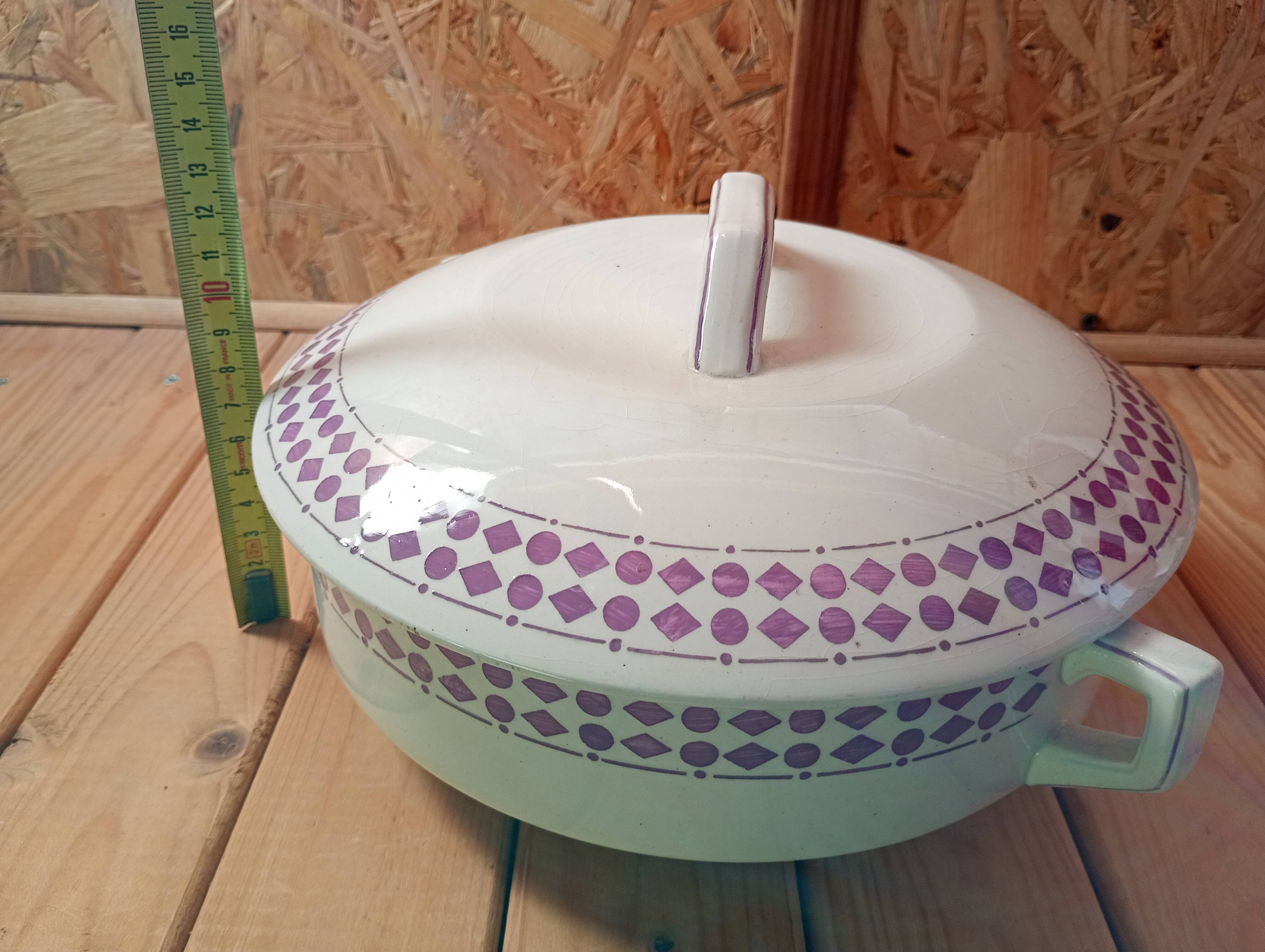 Soup tureen or vegetable dish with purple decoration, Moulin des Loups Orchies
