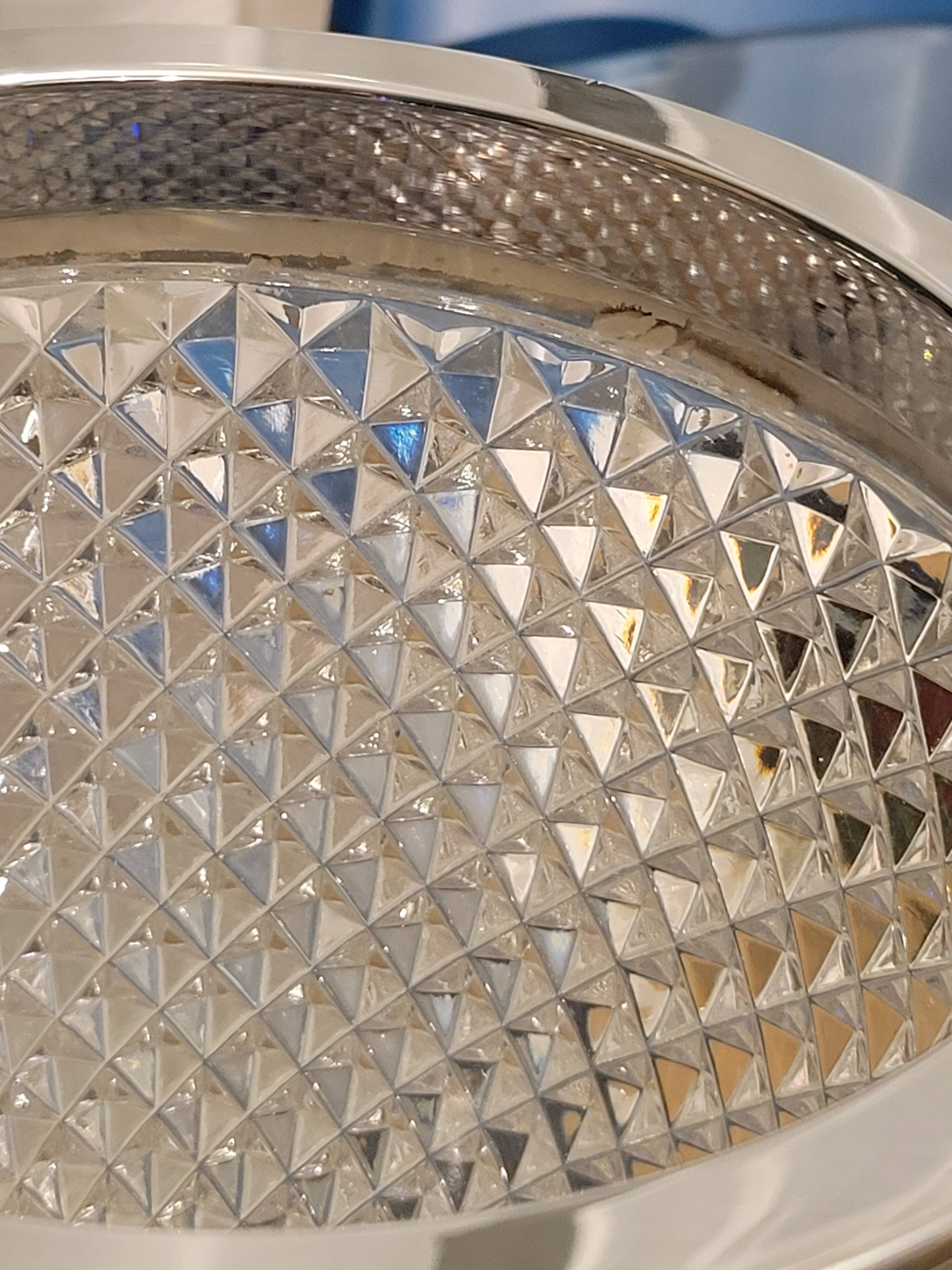 Champagne bucket in molded crystal with diamond tips