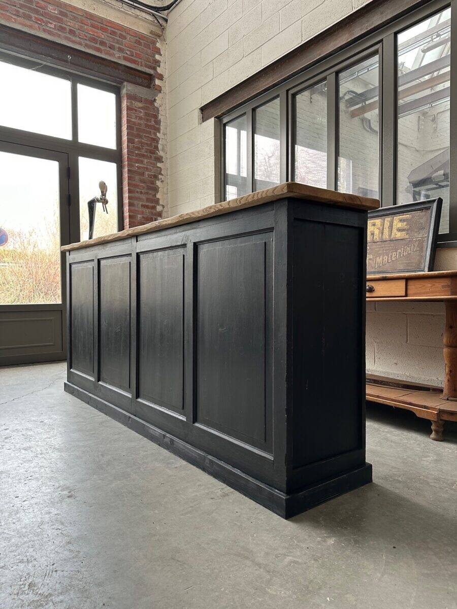 1920s bar counter