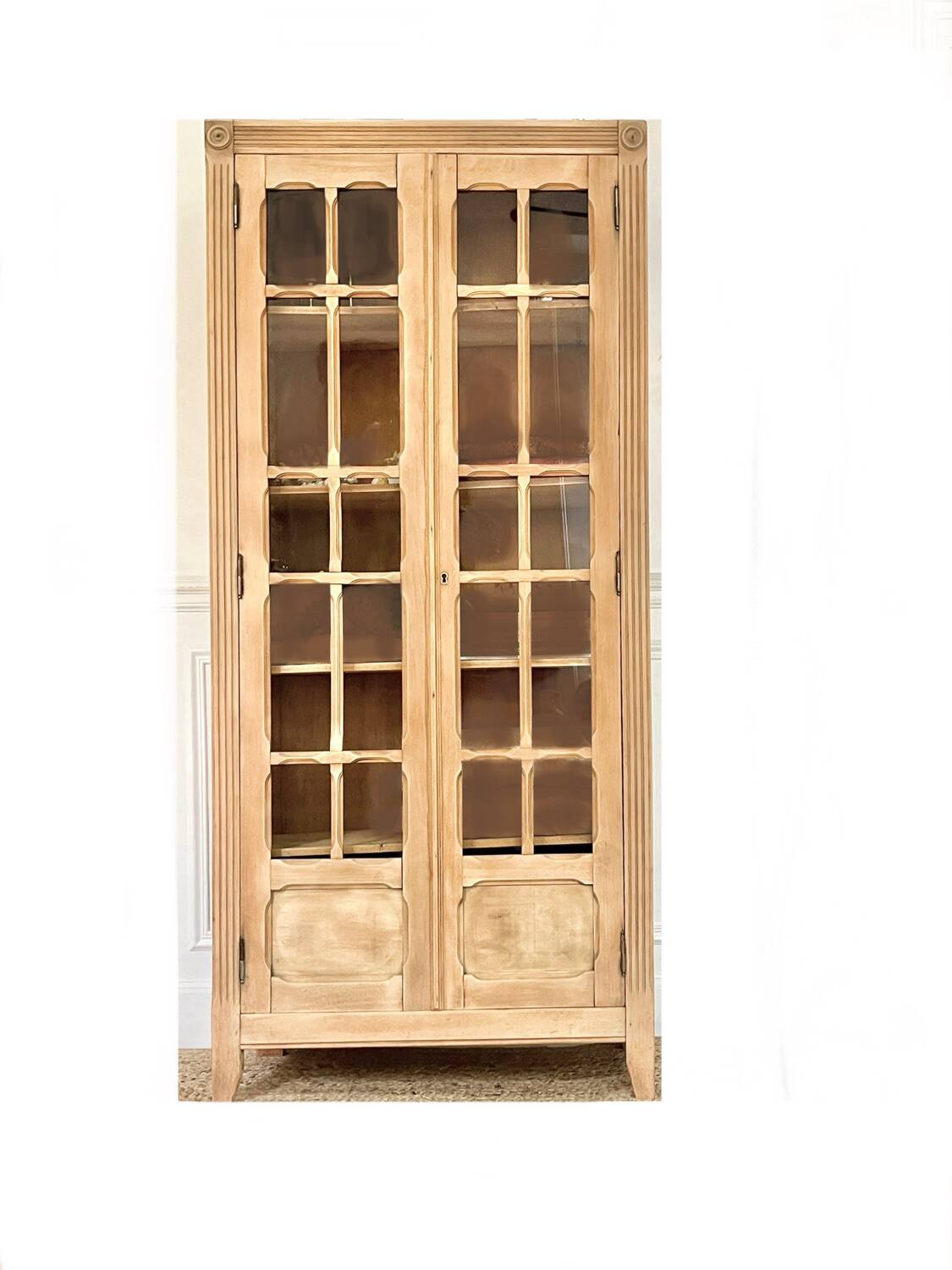 Armoire vitrée parisienne