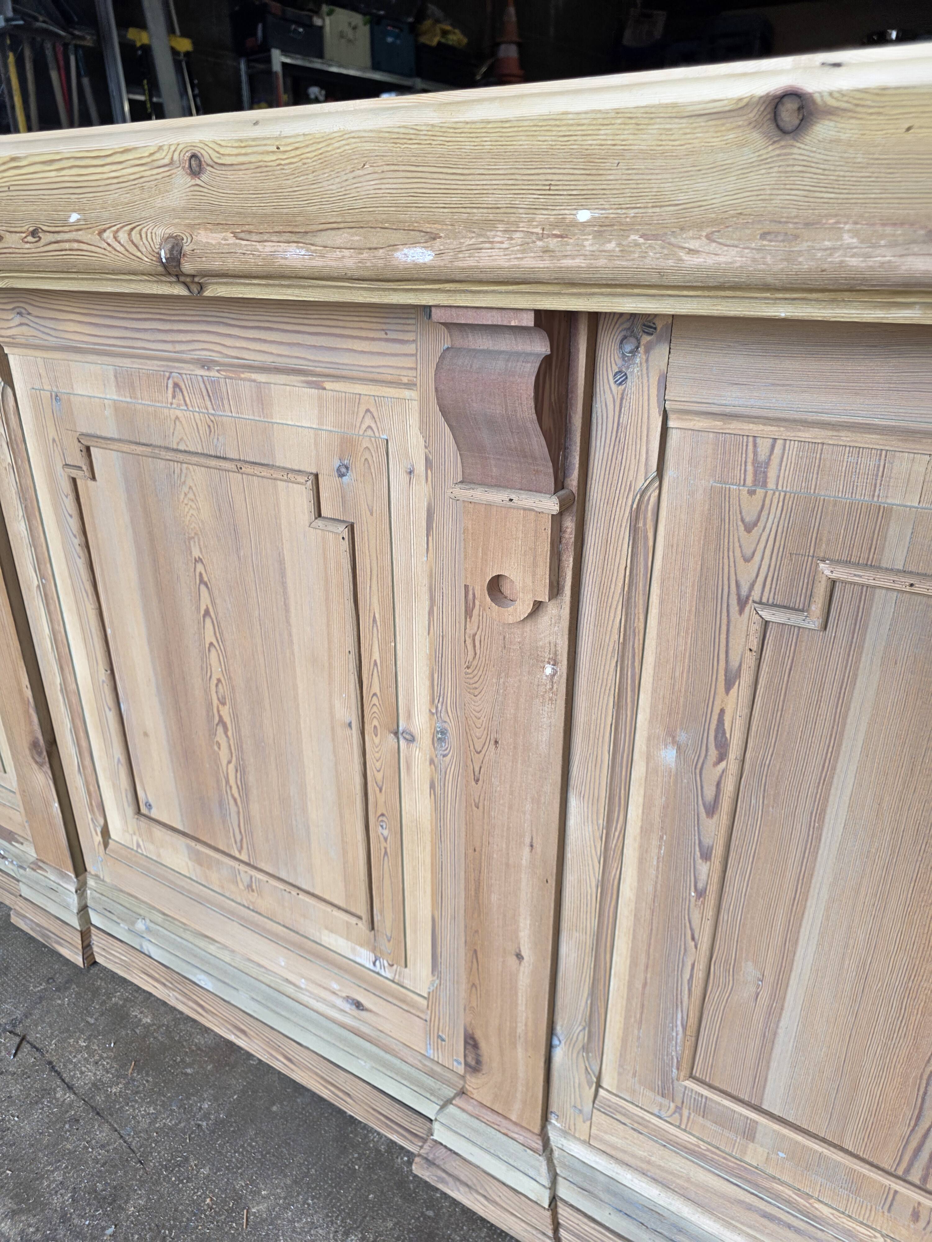 Bistro counter with a Hungarian point design.