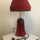 Lampe en verre teinté rouge avec abat-jour plissé