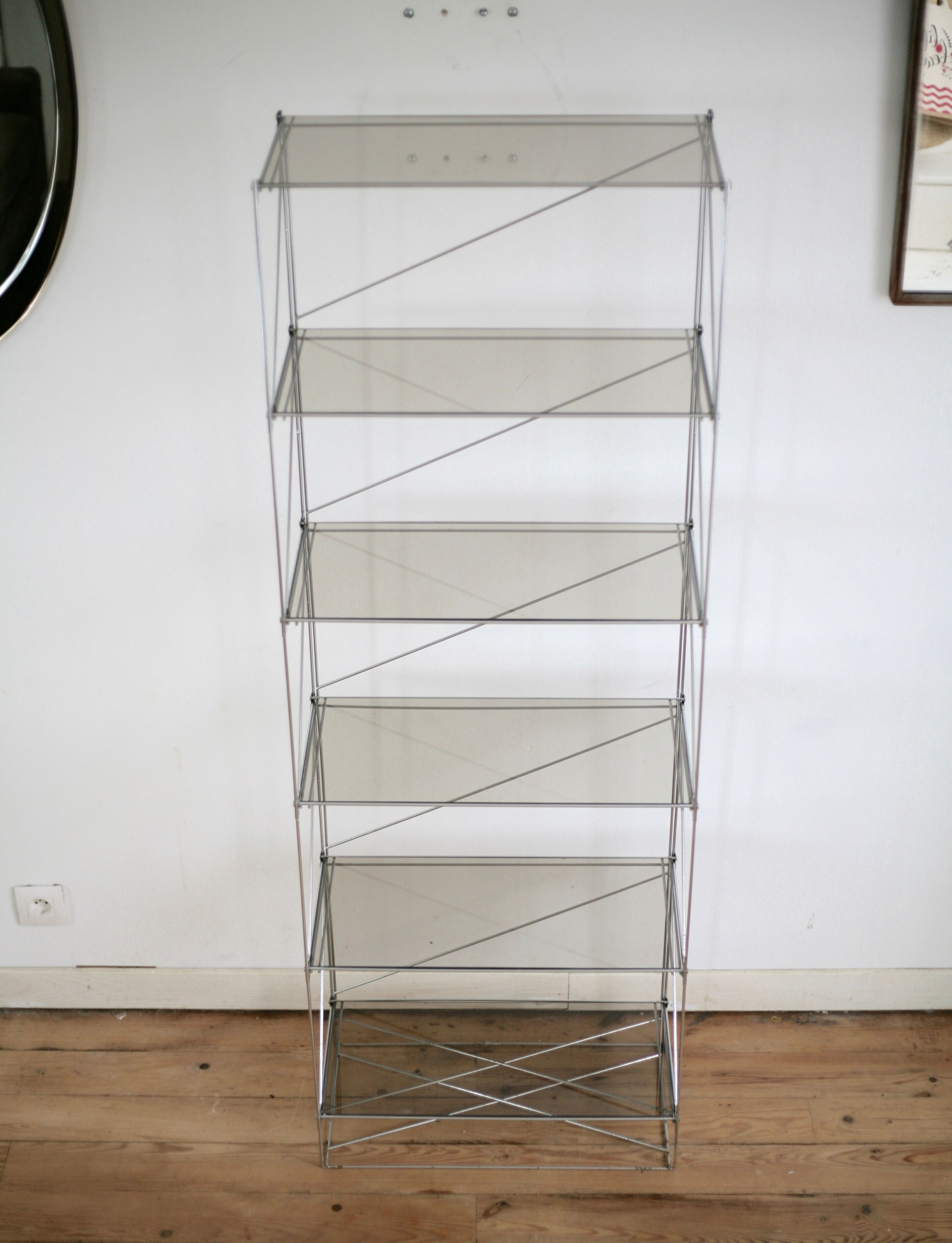 Etagère Isocèle de Max Sauze, acier et verre fumé, France circa 1970