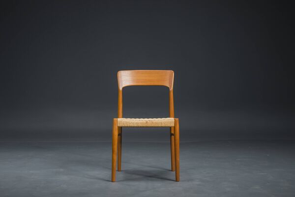 Chaise de salle à manger danoise en teck et osier par Henning Kjaernulf pour Koruo Stolefabrik, années 1960