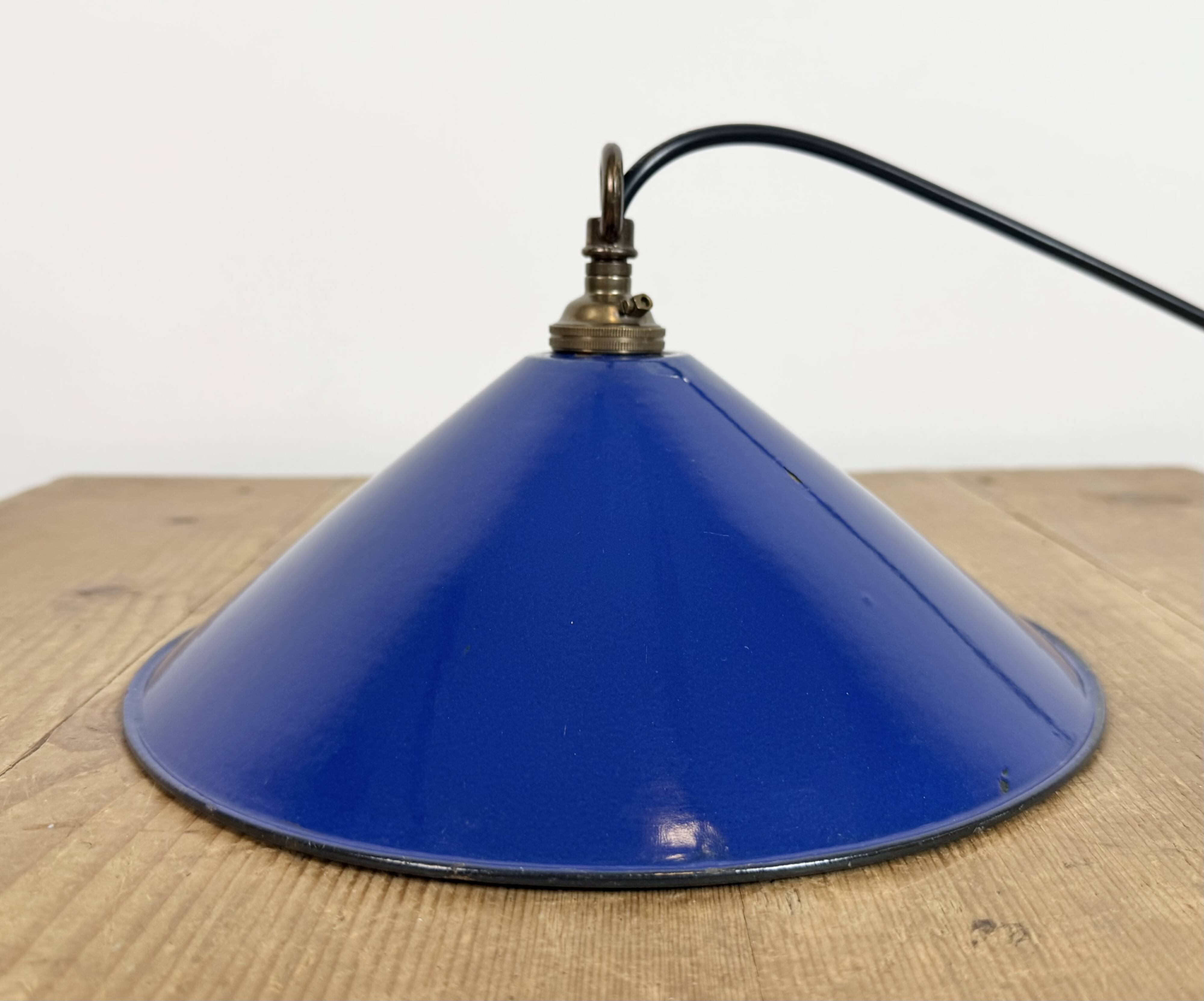 Suspension industrielle en émail bleu cobalt, années 1950