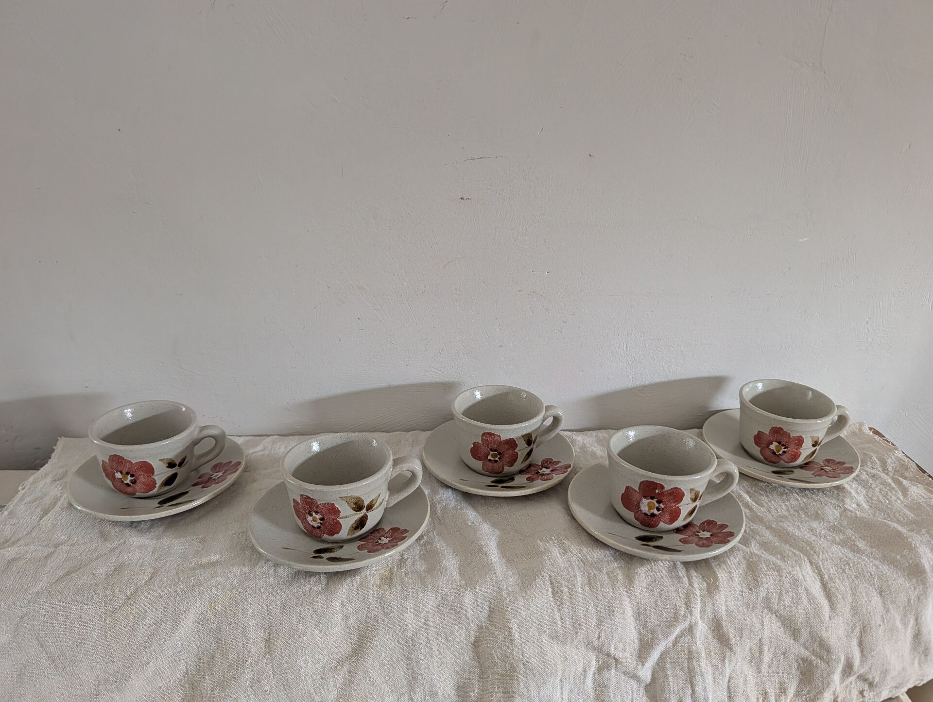 Saint-Amand Camelia – 6 hand-painted cups and saucers – 1950s/1960s