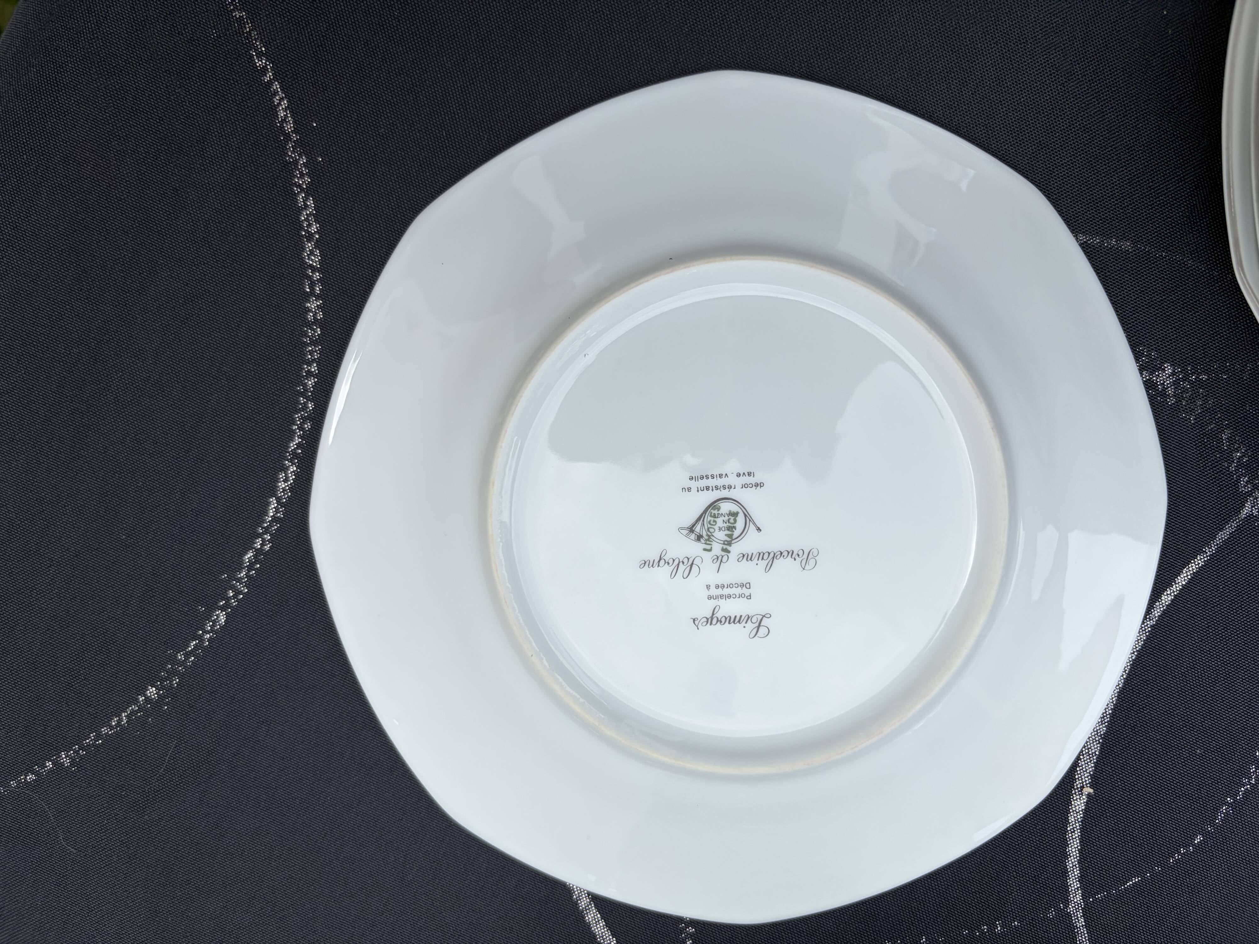 Set of 12 dessert plates in Sologne porcelain.
