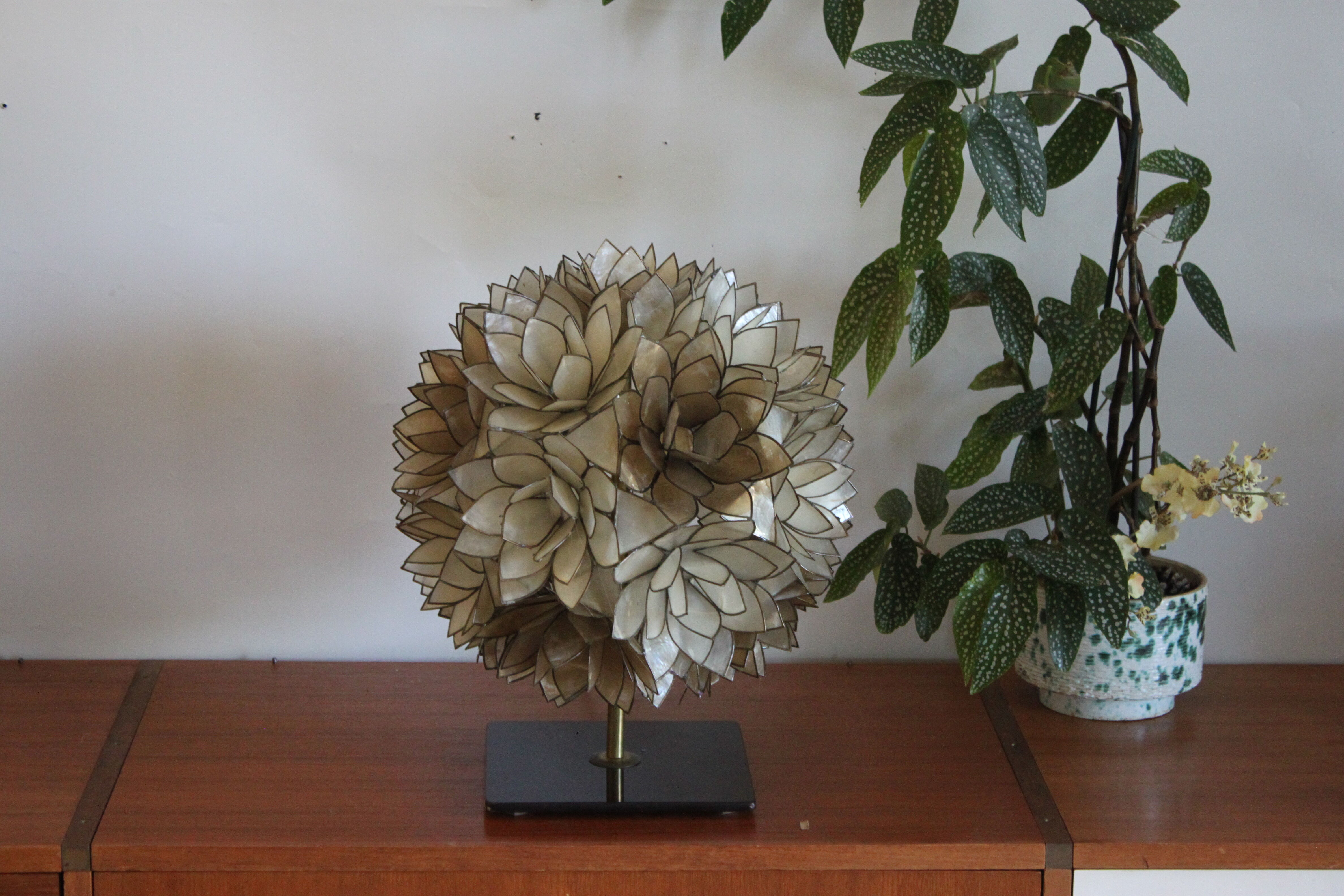 Mother-of-pearl lotus table lamp, Rausch, vintage space age