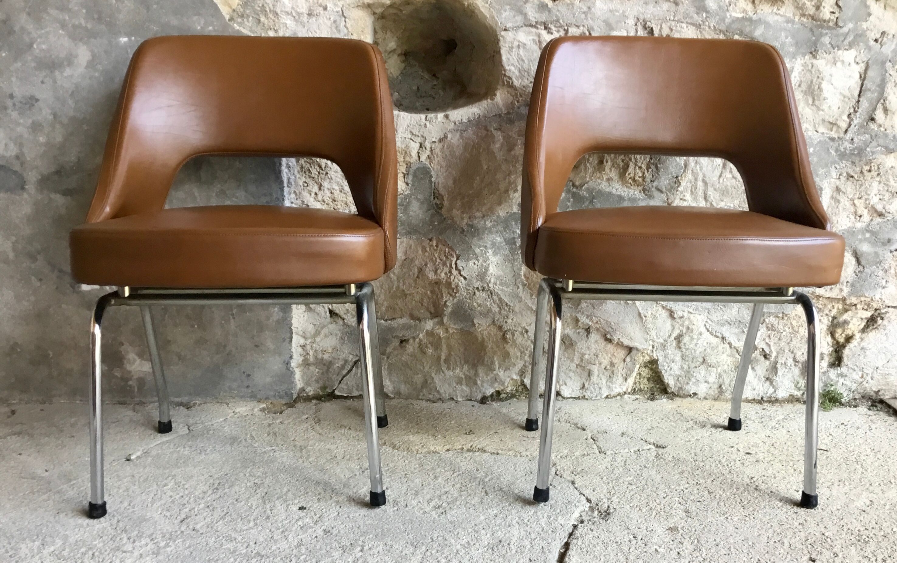 Paire de chaises conférences similicuir marron  1970
