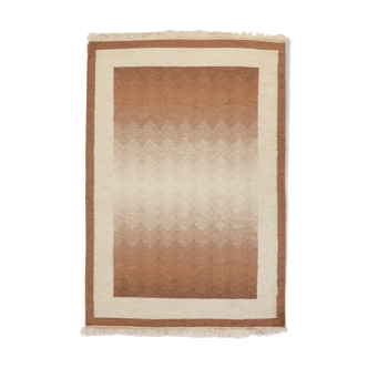 Tapis moderne scandinave du milieu du siècle. 190 cm x 136 cm (75 x 53,5 po).