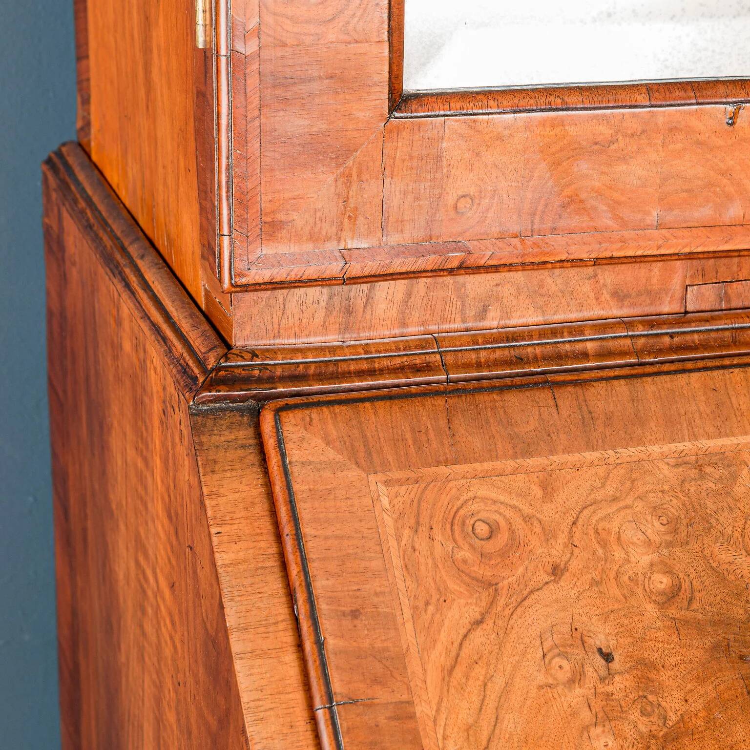Queen Anne trumeau in walnut and oak, Great Britain, 18th century
