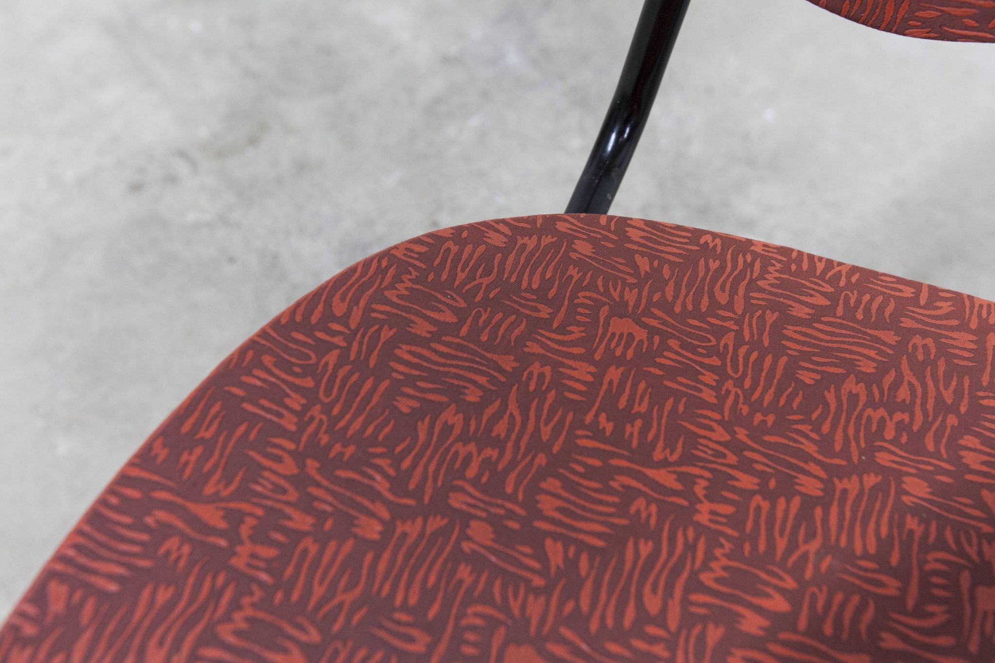 Vintage 70s chair in black lacquered metal and atypical red vinyl