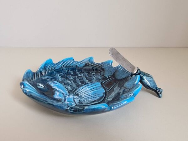 Beurrier en céramique bleue à décor de poisson et son couteau signés Vallauris, 1960