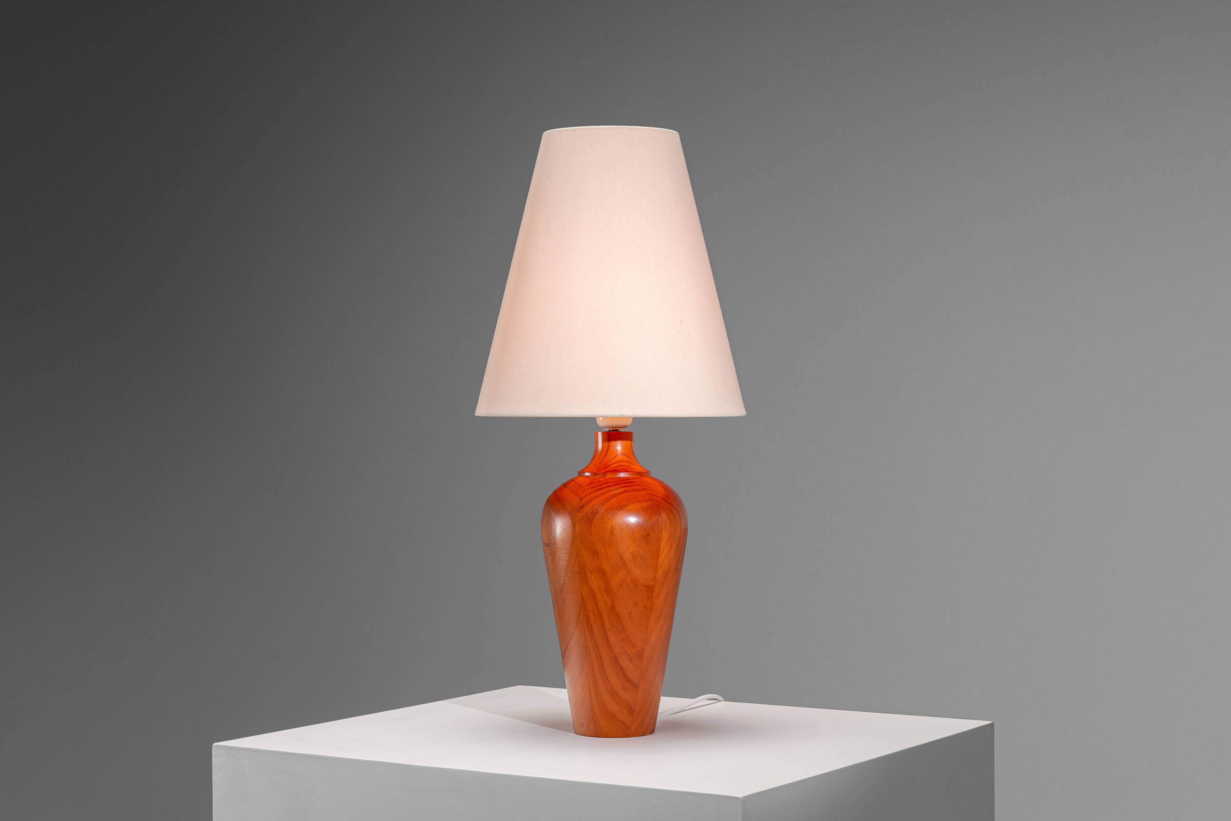 Lampe de table en bois massif avec abat-jour conique