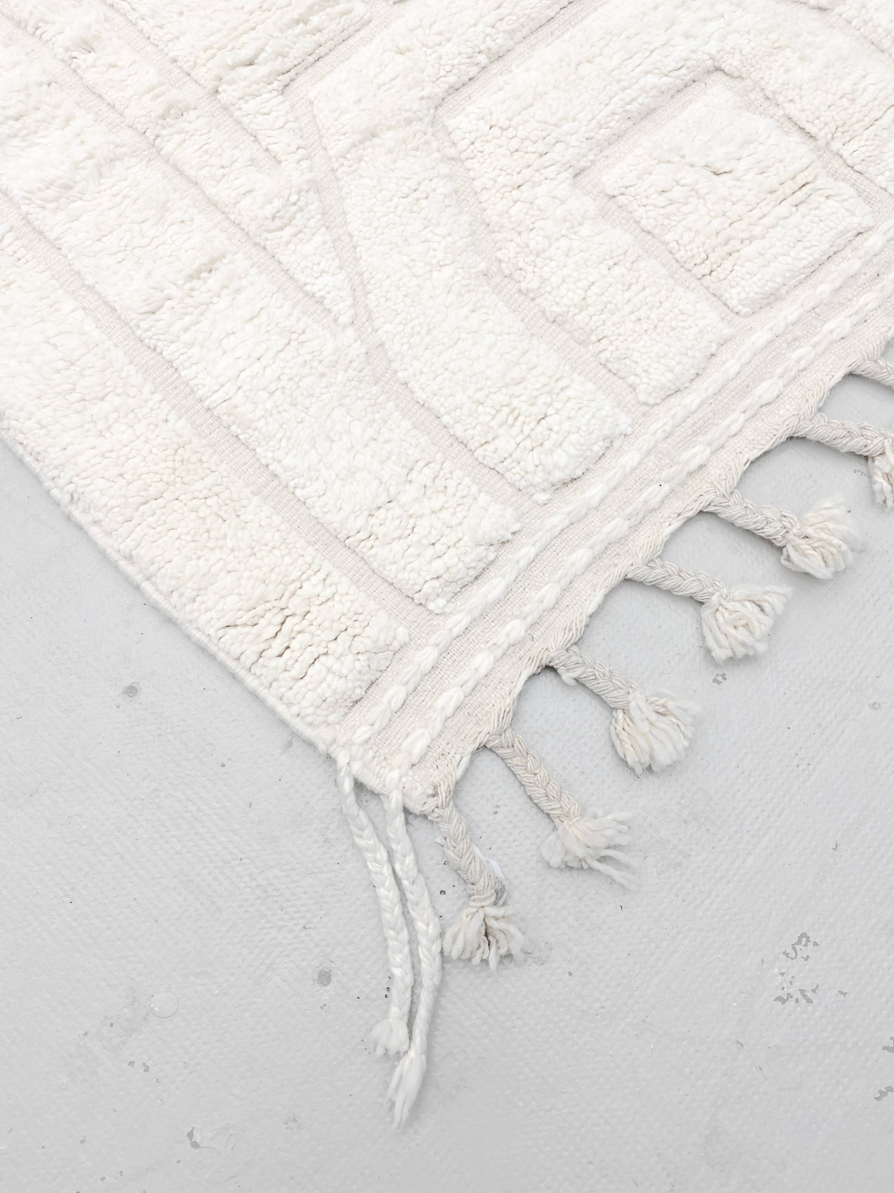 Ecru Beni Ouarain Berber rug with motifs engraved in the weft, 1.53 x 1.07 m