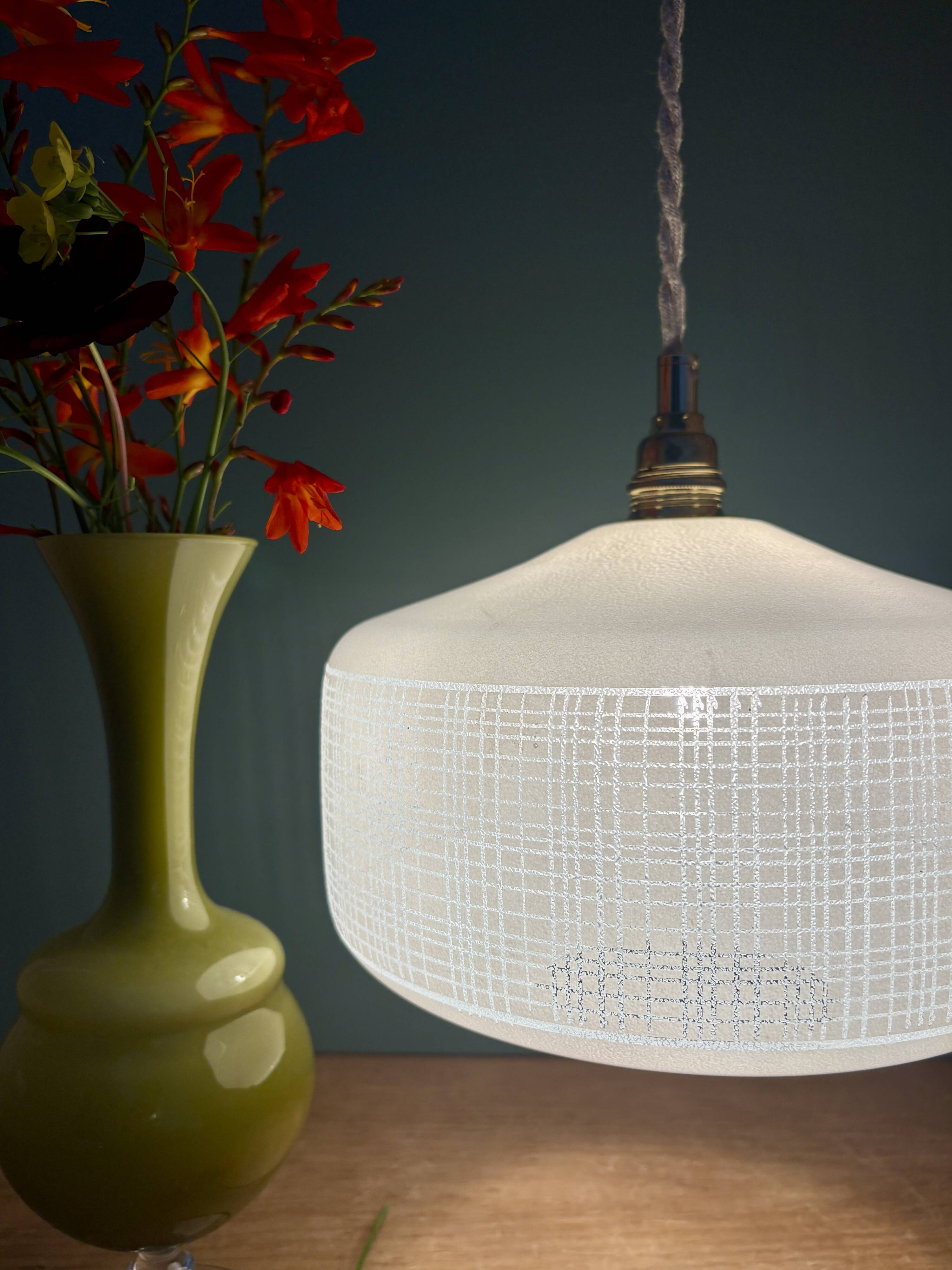 Suspension globe vintage en opaline blanche