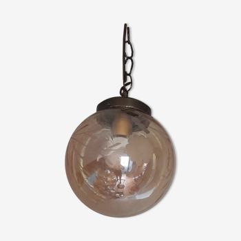 Suspension globe vintage en verre ambré, ciselé décor floral - années 80