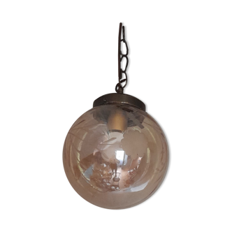 Vintage globe suspension in amber glass, chiseled floral decoration - 80s