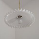 Suspension Vintage Art Déco Français en verre opalin blanc bordé de franges 5408