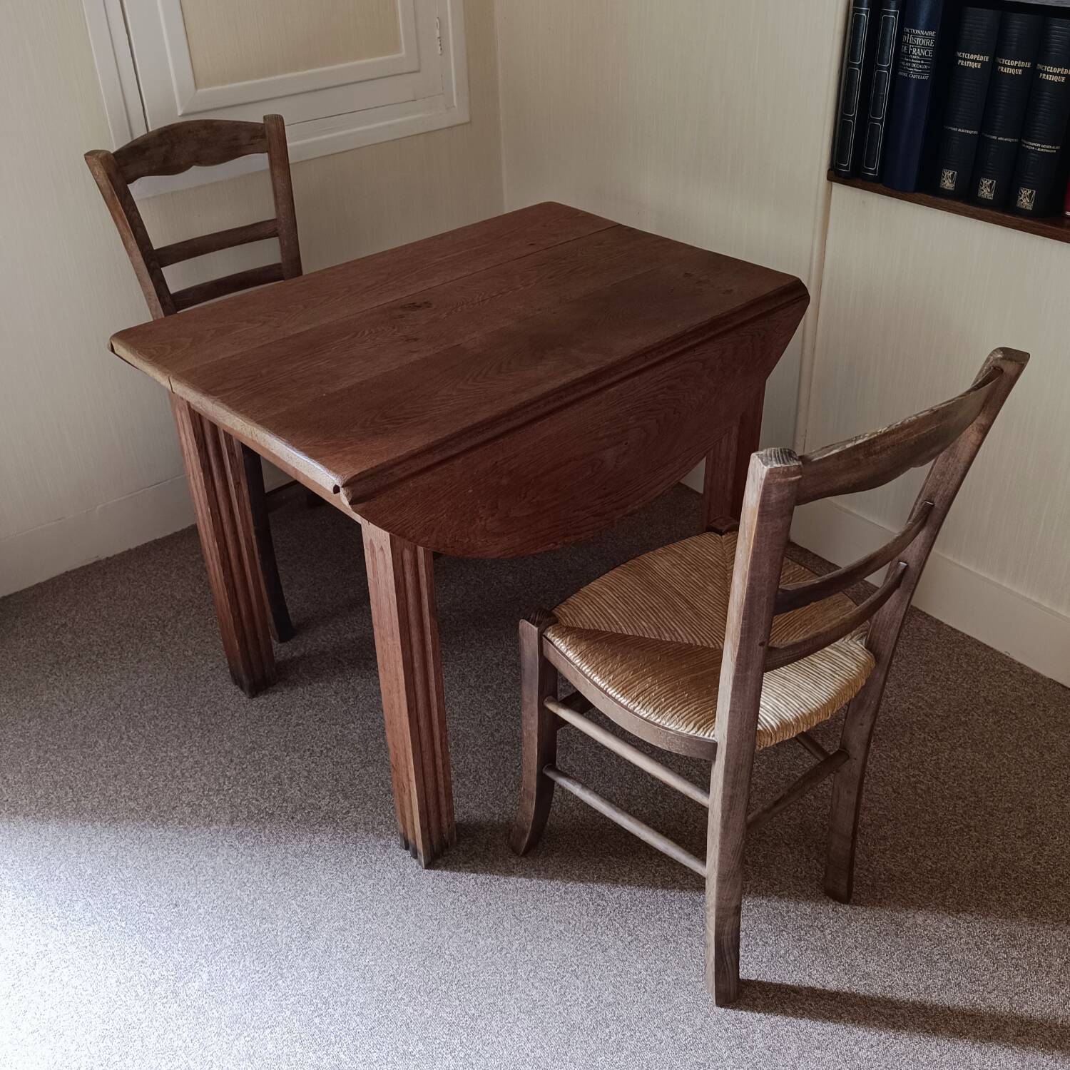 Small farmhouse table + 2 vintage straw chairs