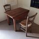 Petite table de ferme + 2 chaises en paille vintage