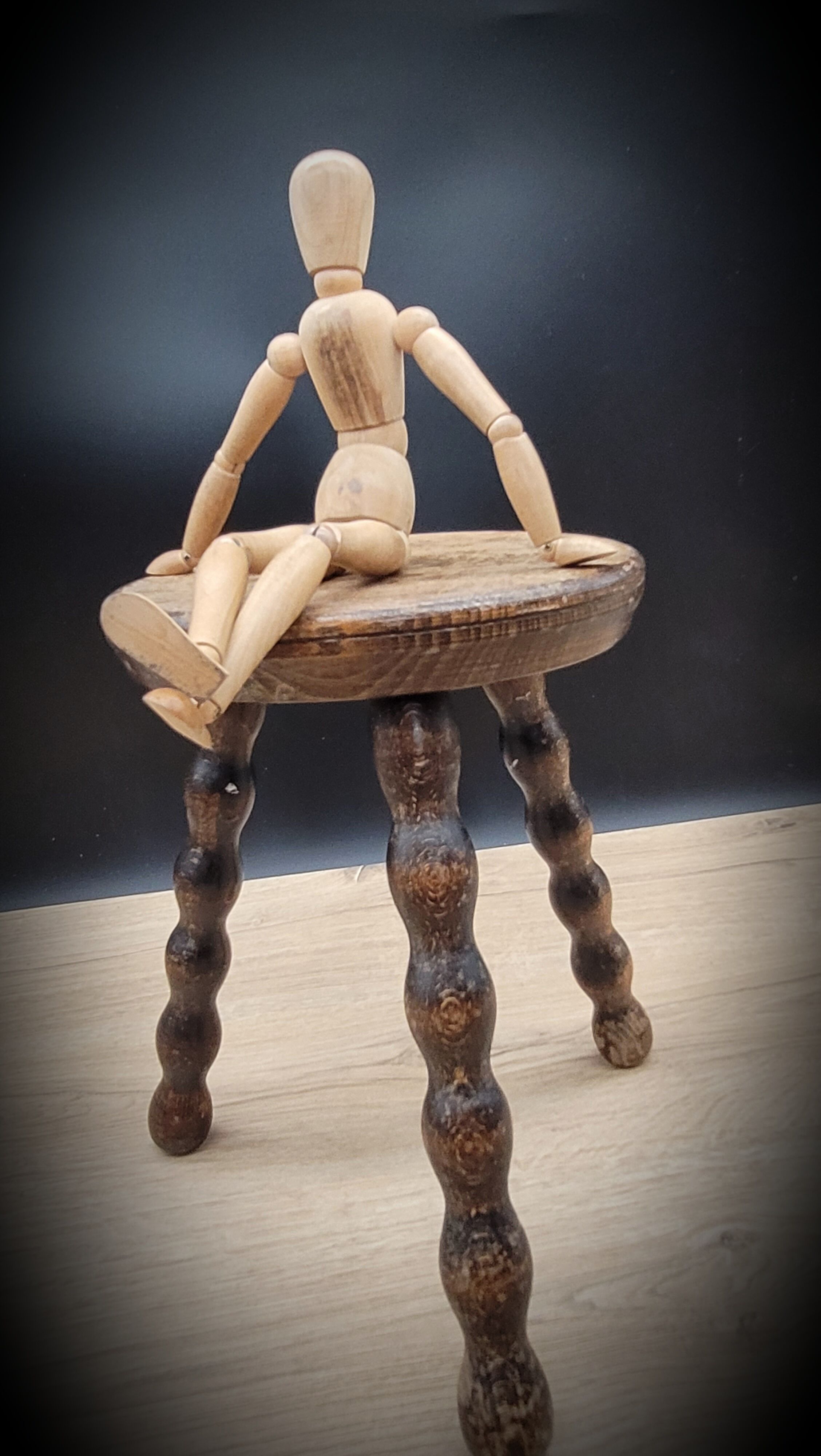 Tripod wood stool with foot balls