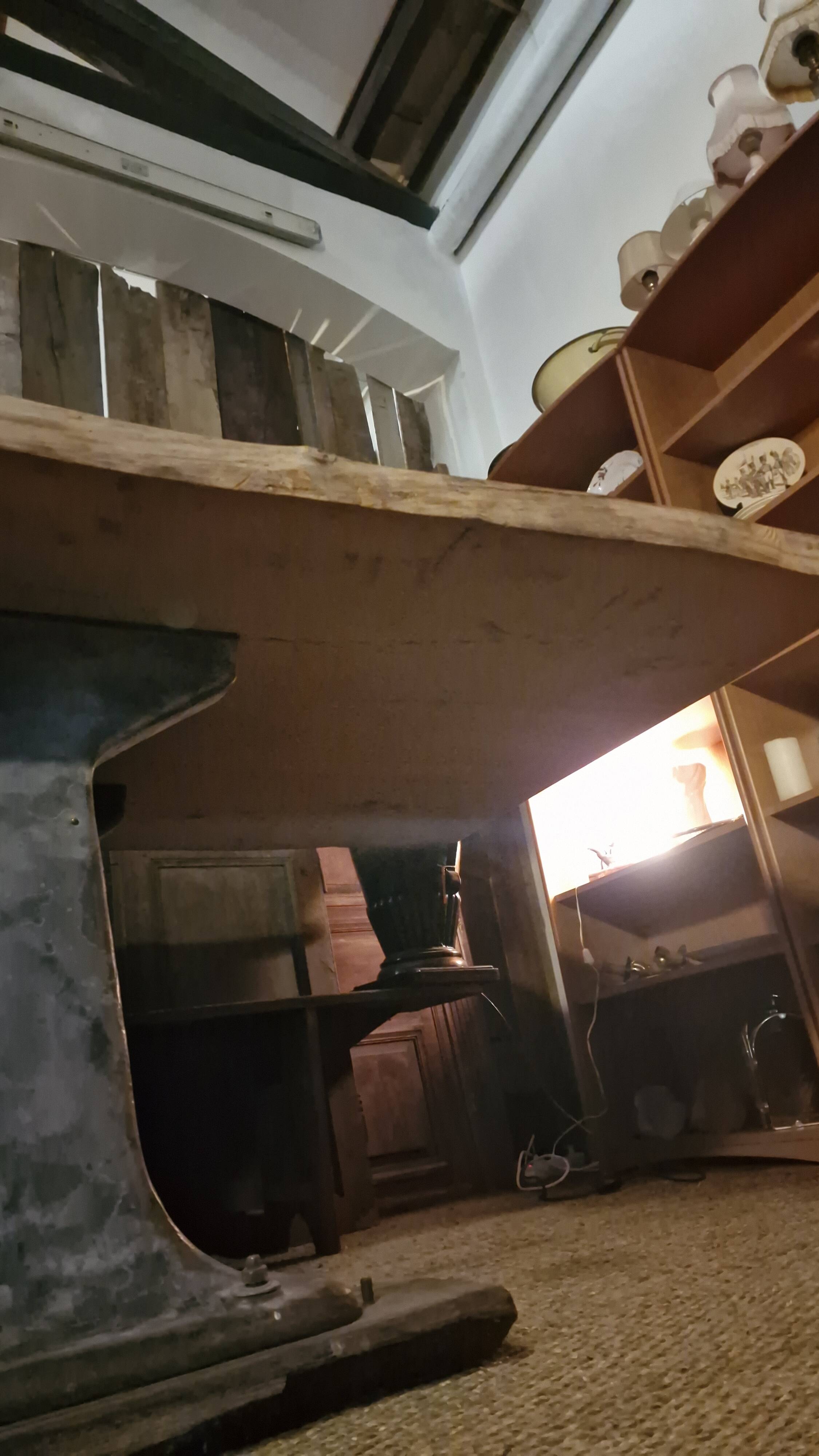 Table création en orme massif et machine industrielle