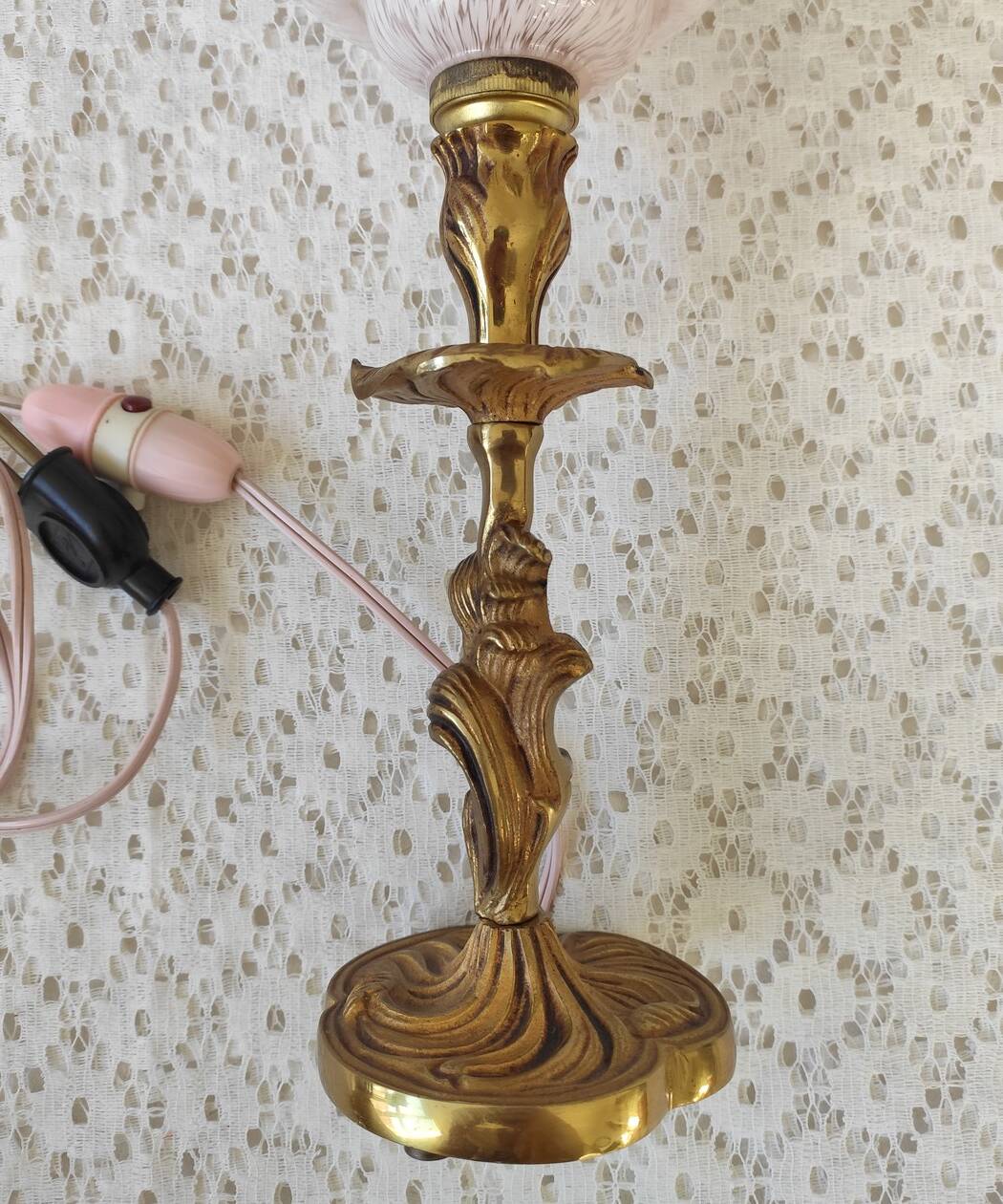 Lampe globe clichy rose et pied métal doré